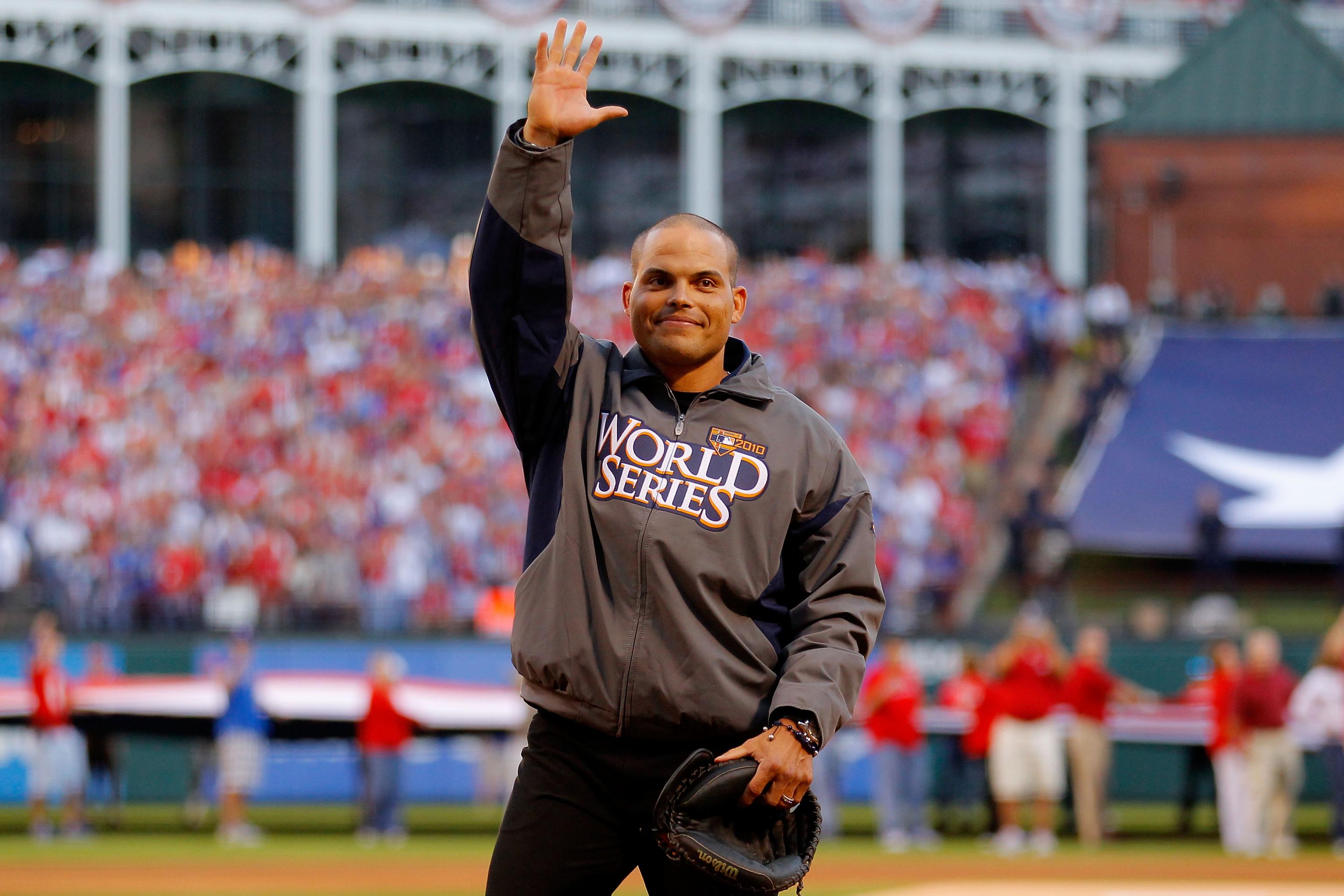 Pudge's No. 7: Rangers retire Hall of Fame catcher's jersey