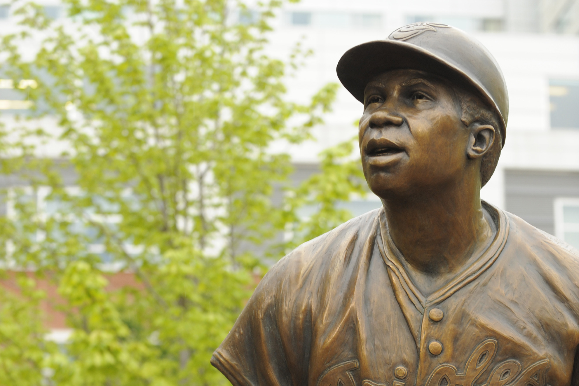 Cleveland Indians unveil statue of Frank Robinson