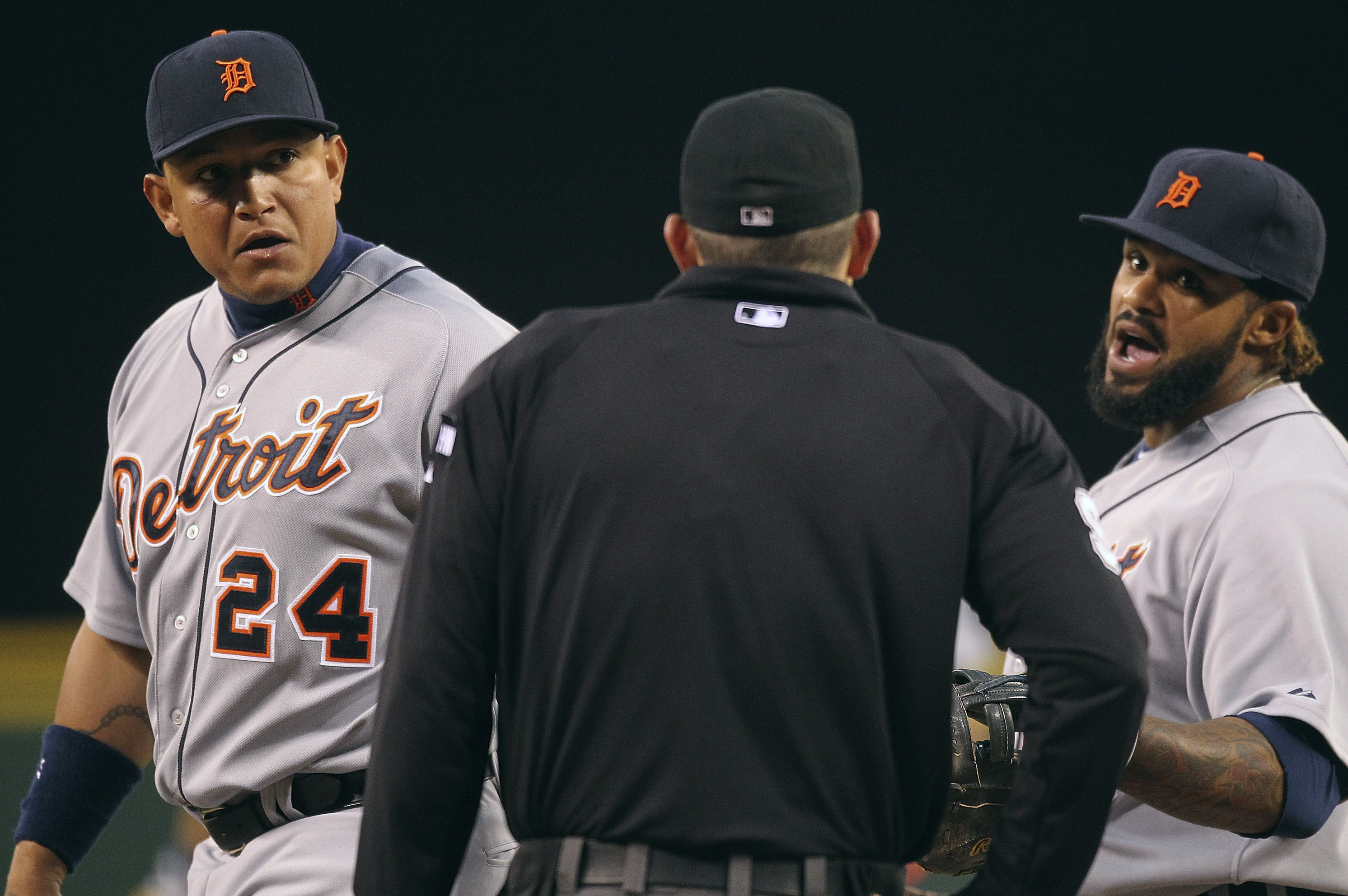 ANDY DIRKS (12), of the Detroit Tigers, in action during the