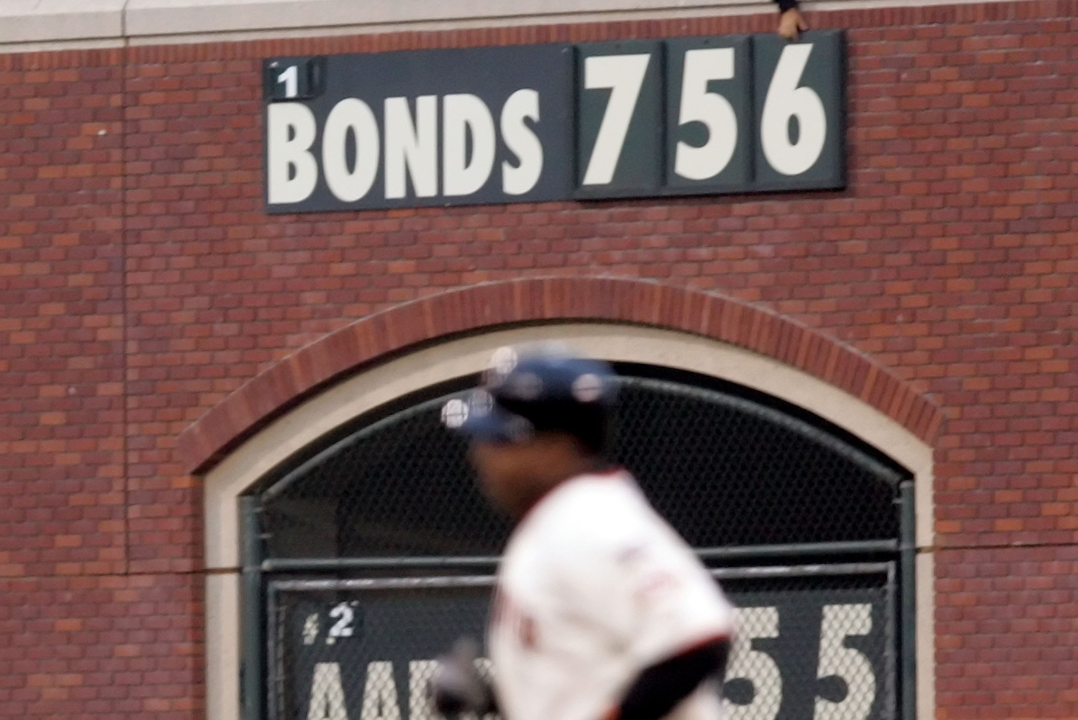 Barry Bonds' 716th Home Run Uniform Up for Auction