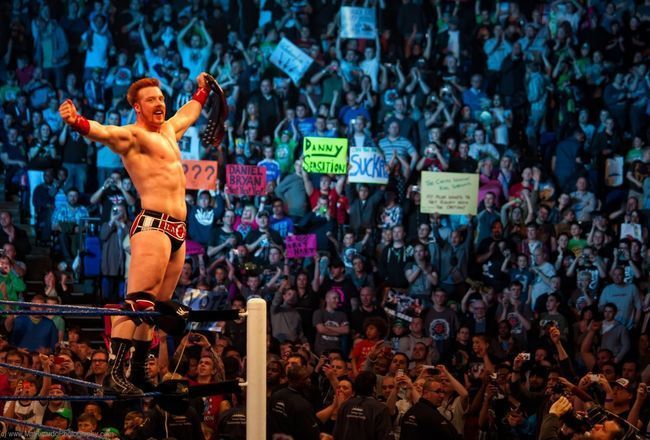 10 Best Ways Wrestlers Responded To Crowd Signs – Page 7