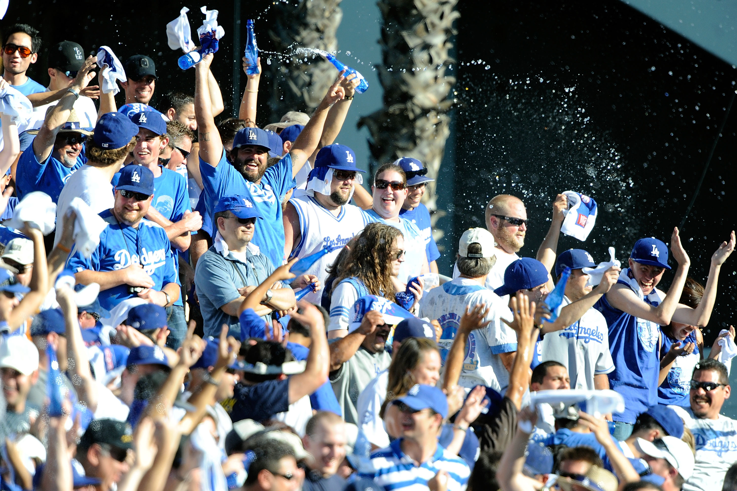 Los Angeles Dodgers' elderly fan flashes crowd: Hot Clicks