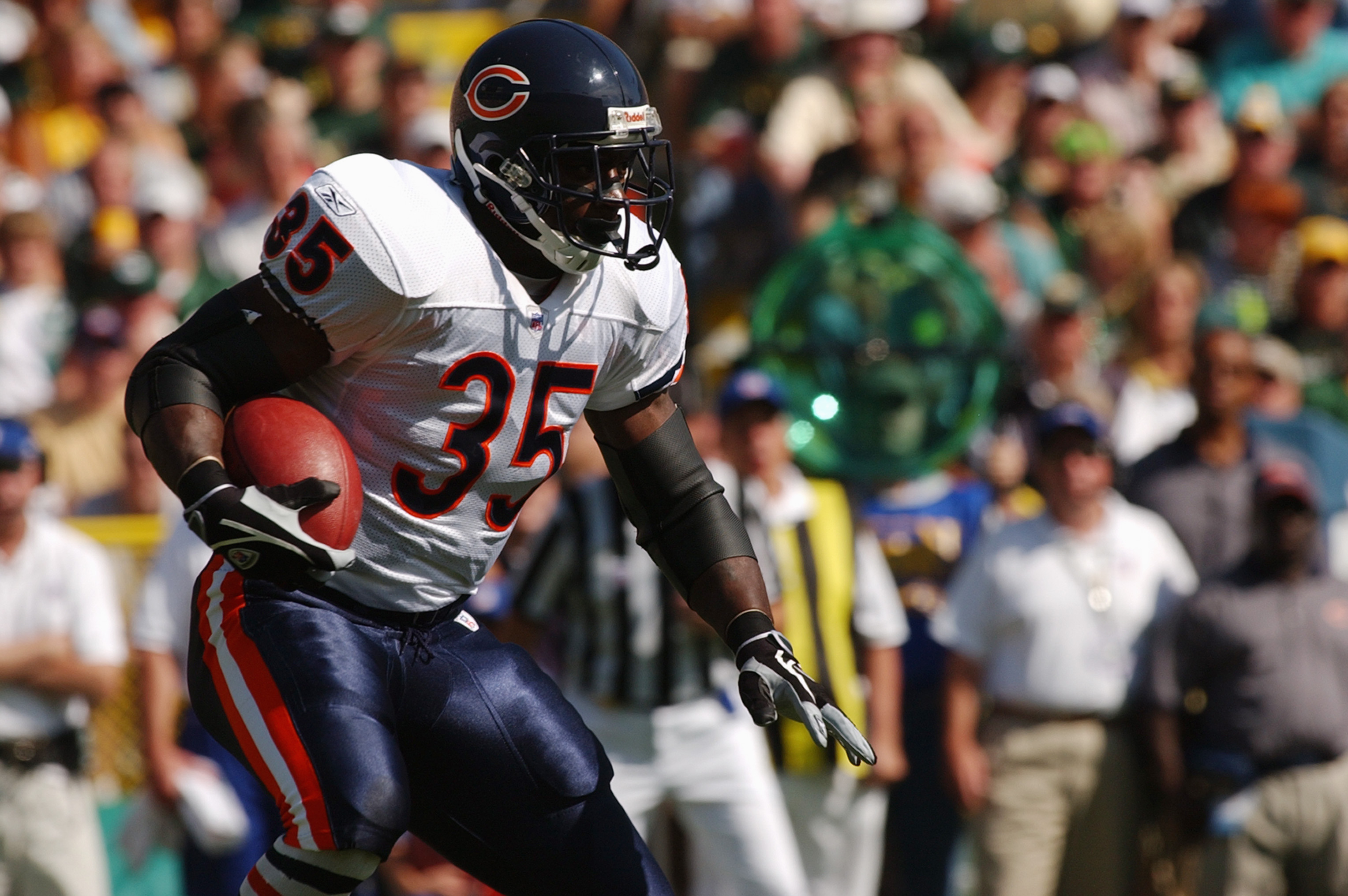 Chicago Bears runningback Anthony Thomas (35) avoids a New Orleans