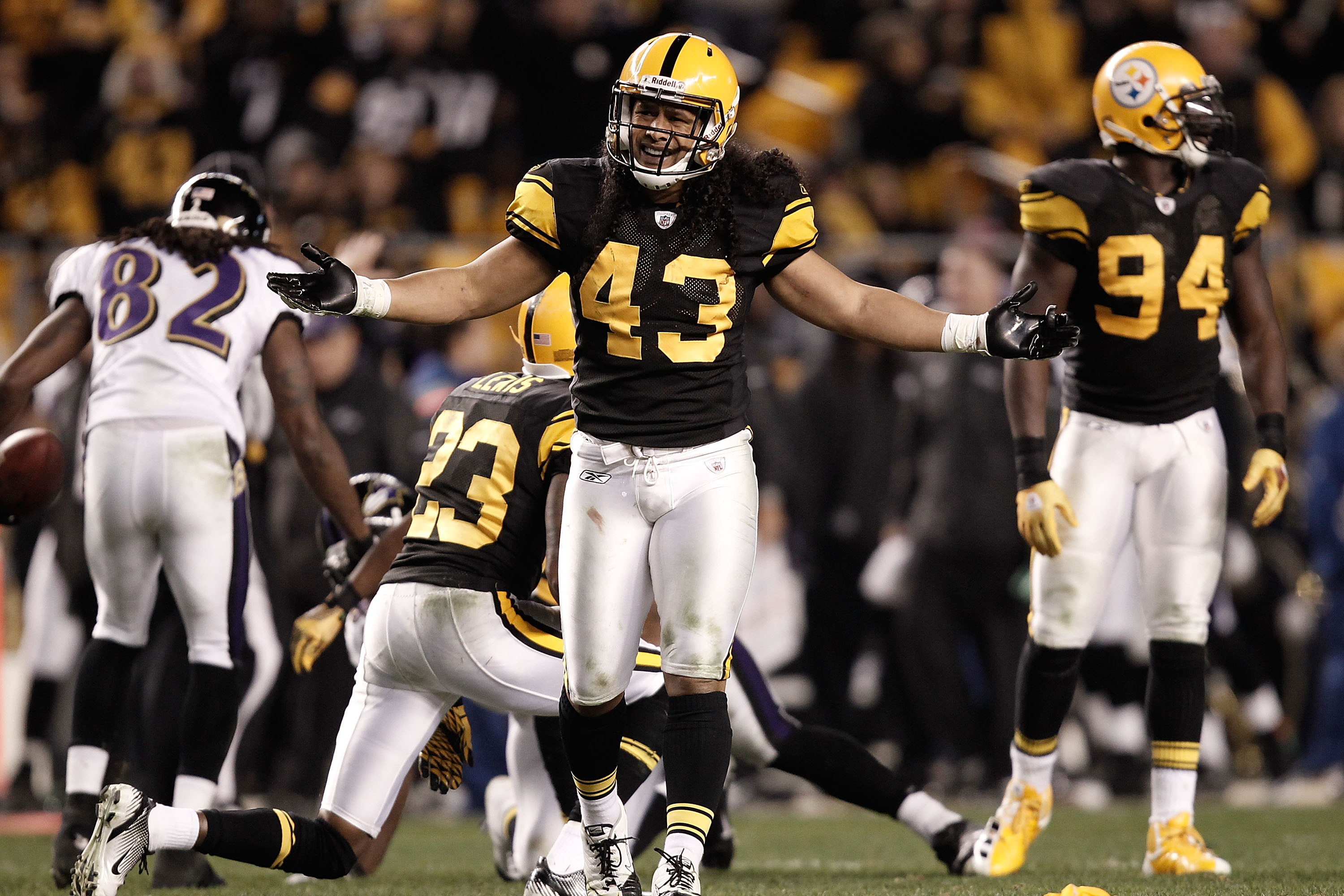 Pittsburgh Steelers defensive back Troy Polamalu (43) warms up prior to a  game against the Minnesota Vikings at Heinz field in Pittsburgh PA.  Pittsburgh won the game 27-17. (Credit Image: © Mark