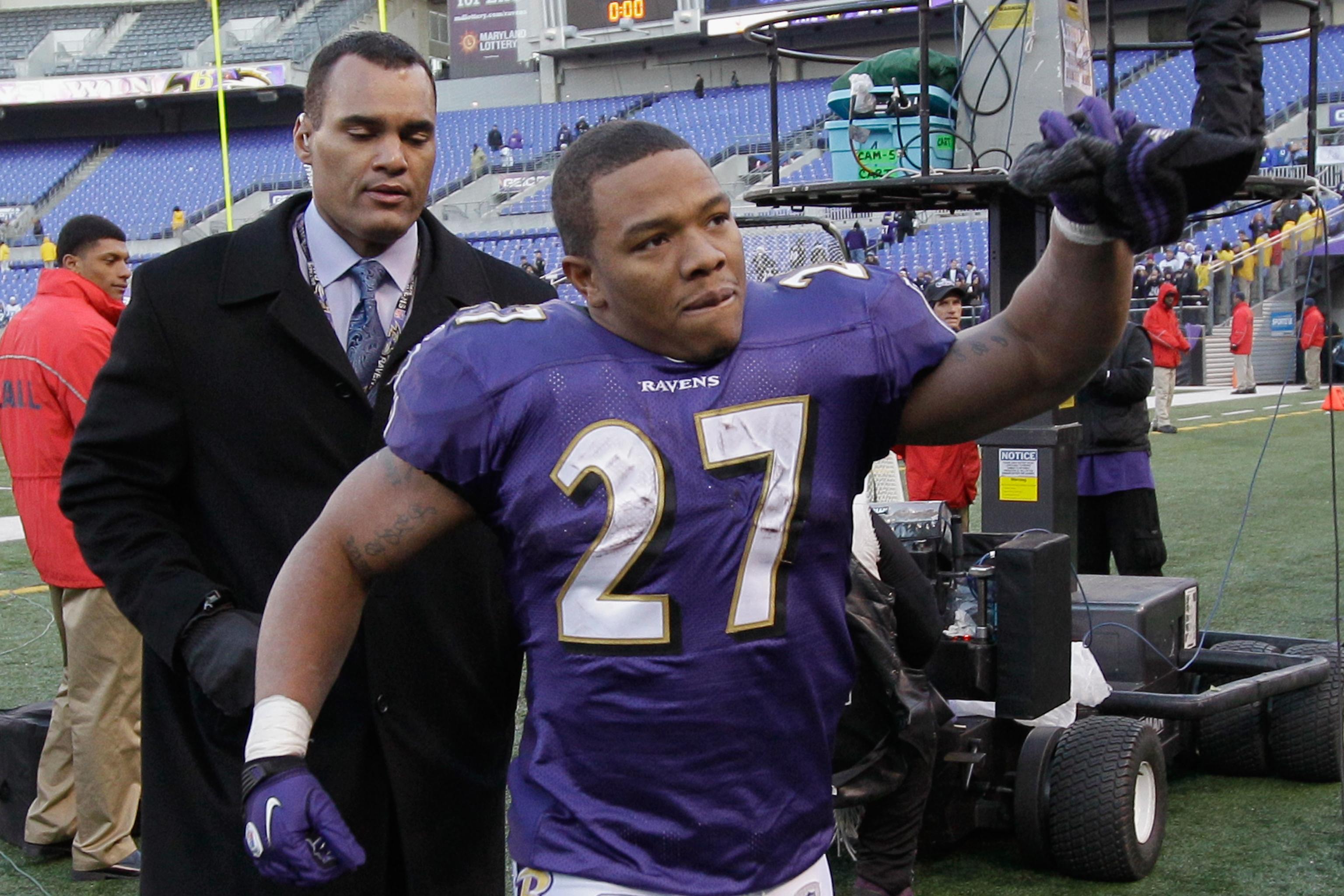 Ravens fans line up to exchange Ray Rice jerseys