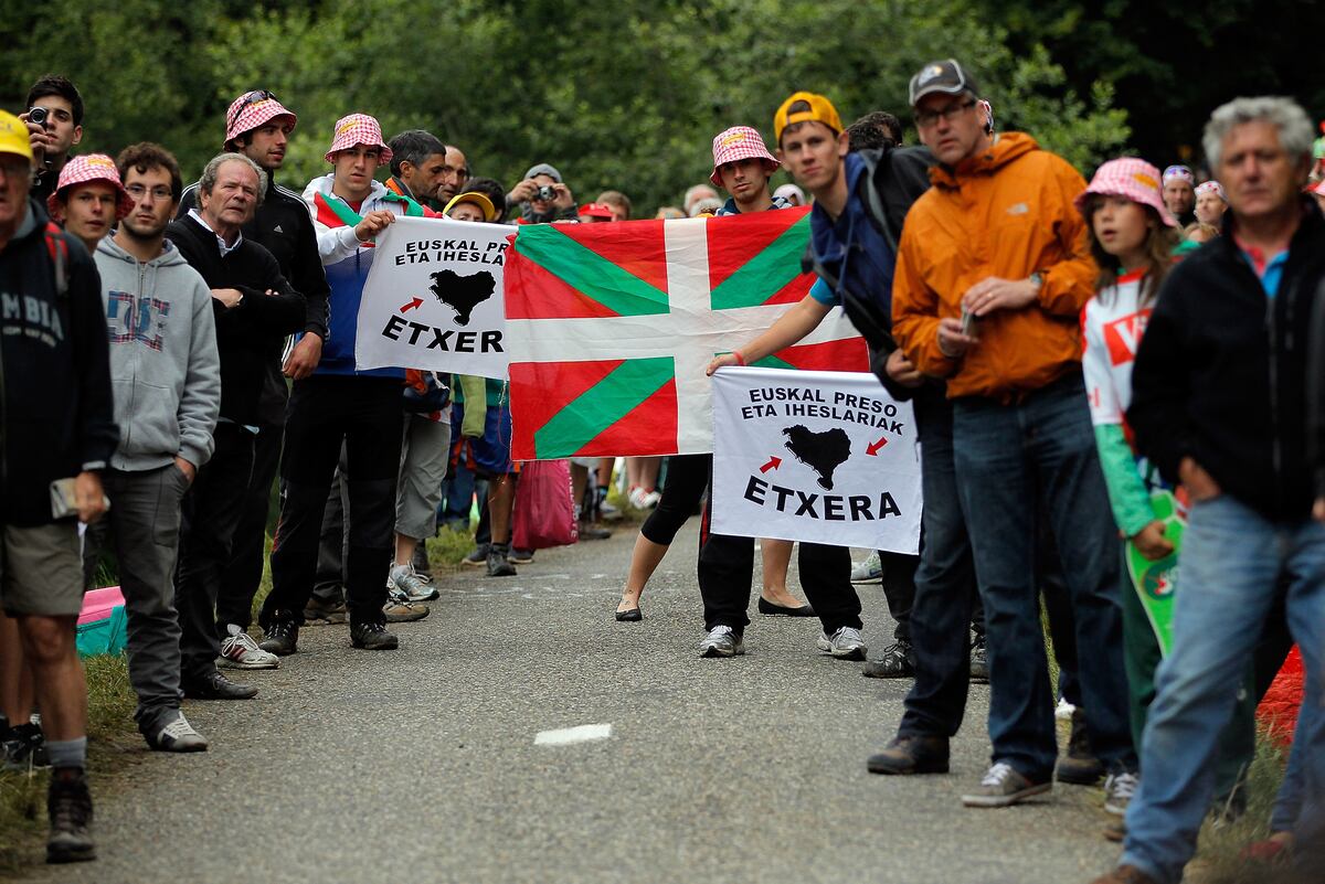 Tour De France 2012 Shows the Downside of Cycling Fans ...