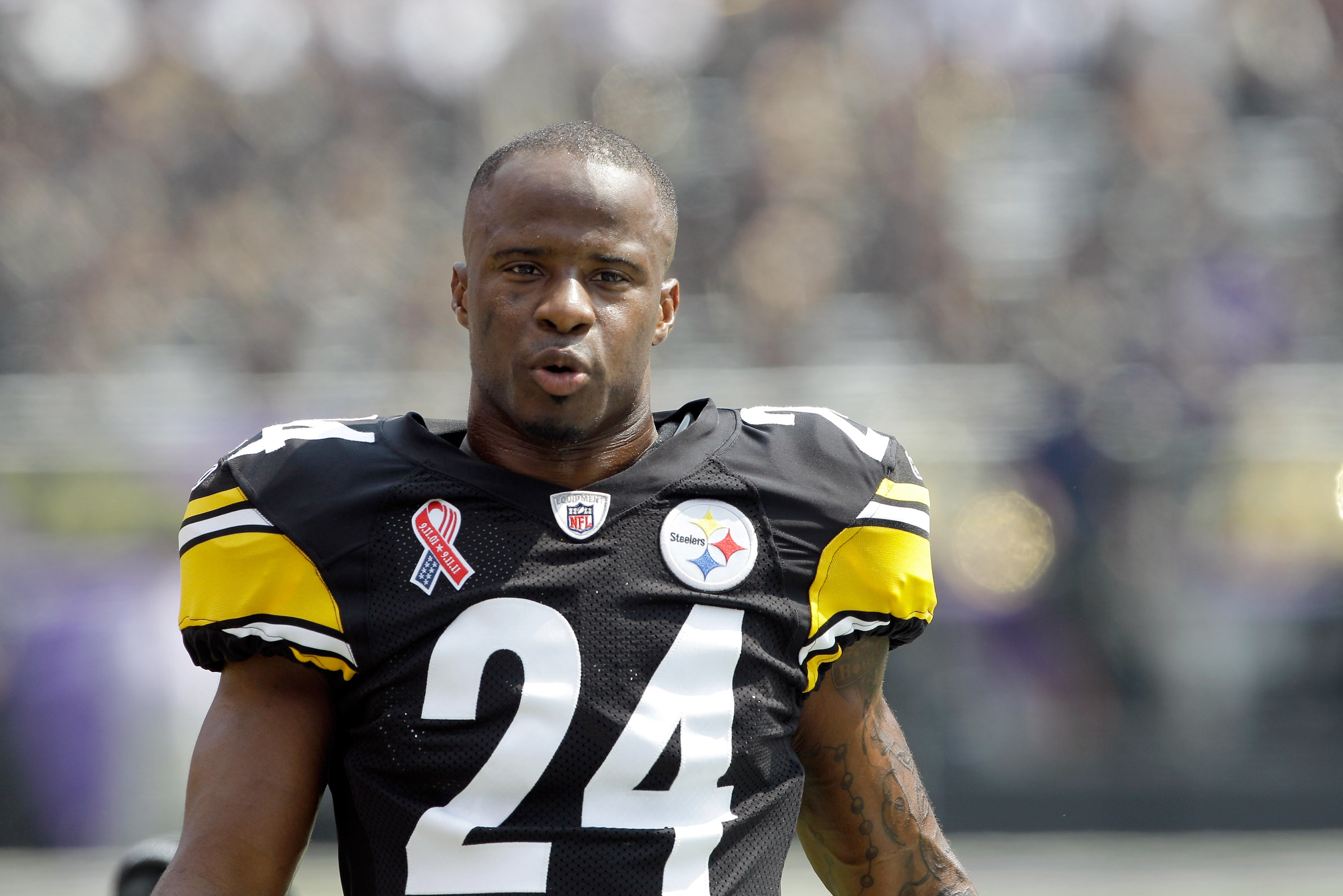 Pittsburgh Steelers cornerback Ike Taylor (24) wears a terrible