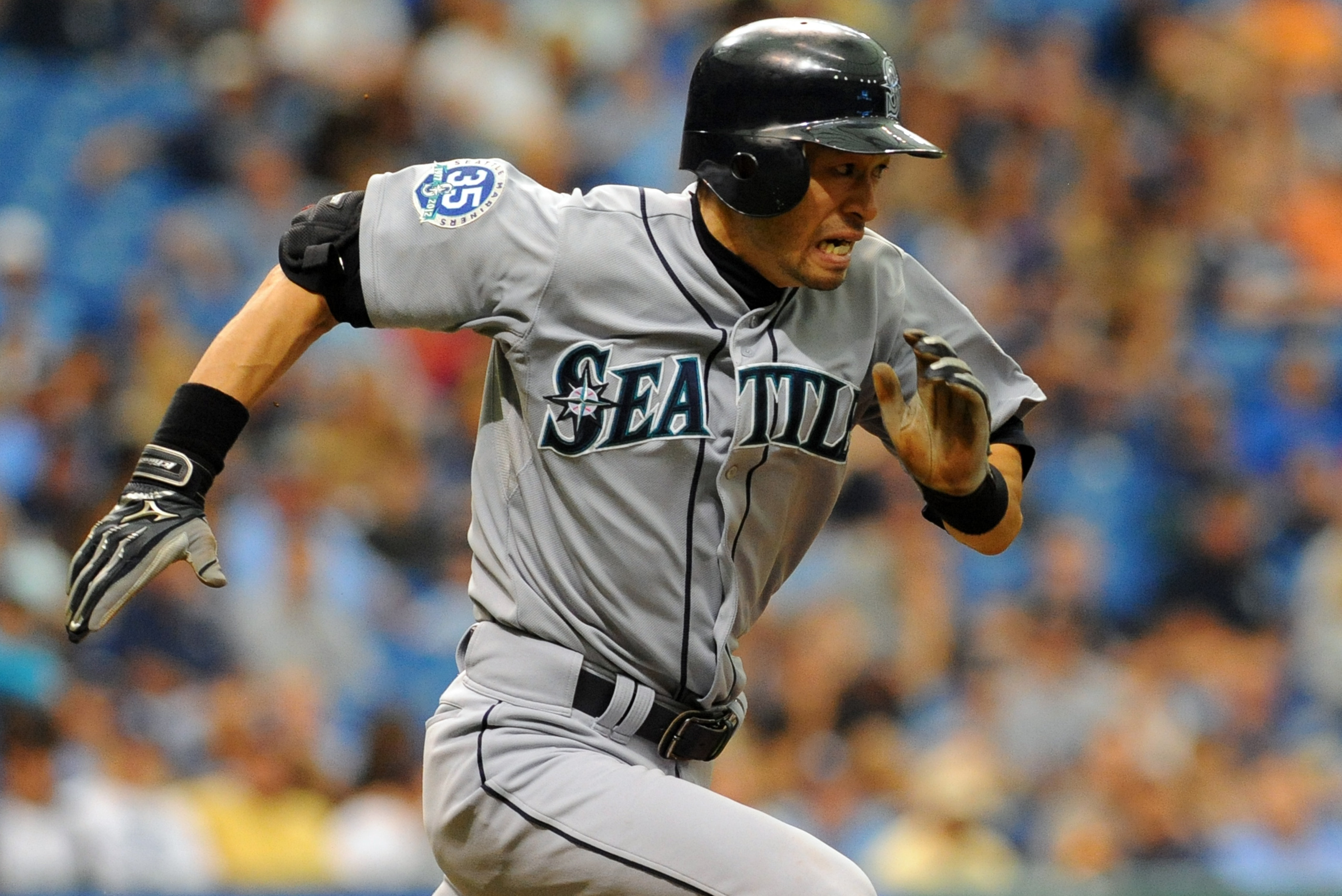 Seattle mariners ichiro suzuki swings hi-res stock photography and