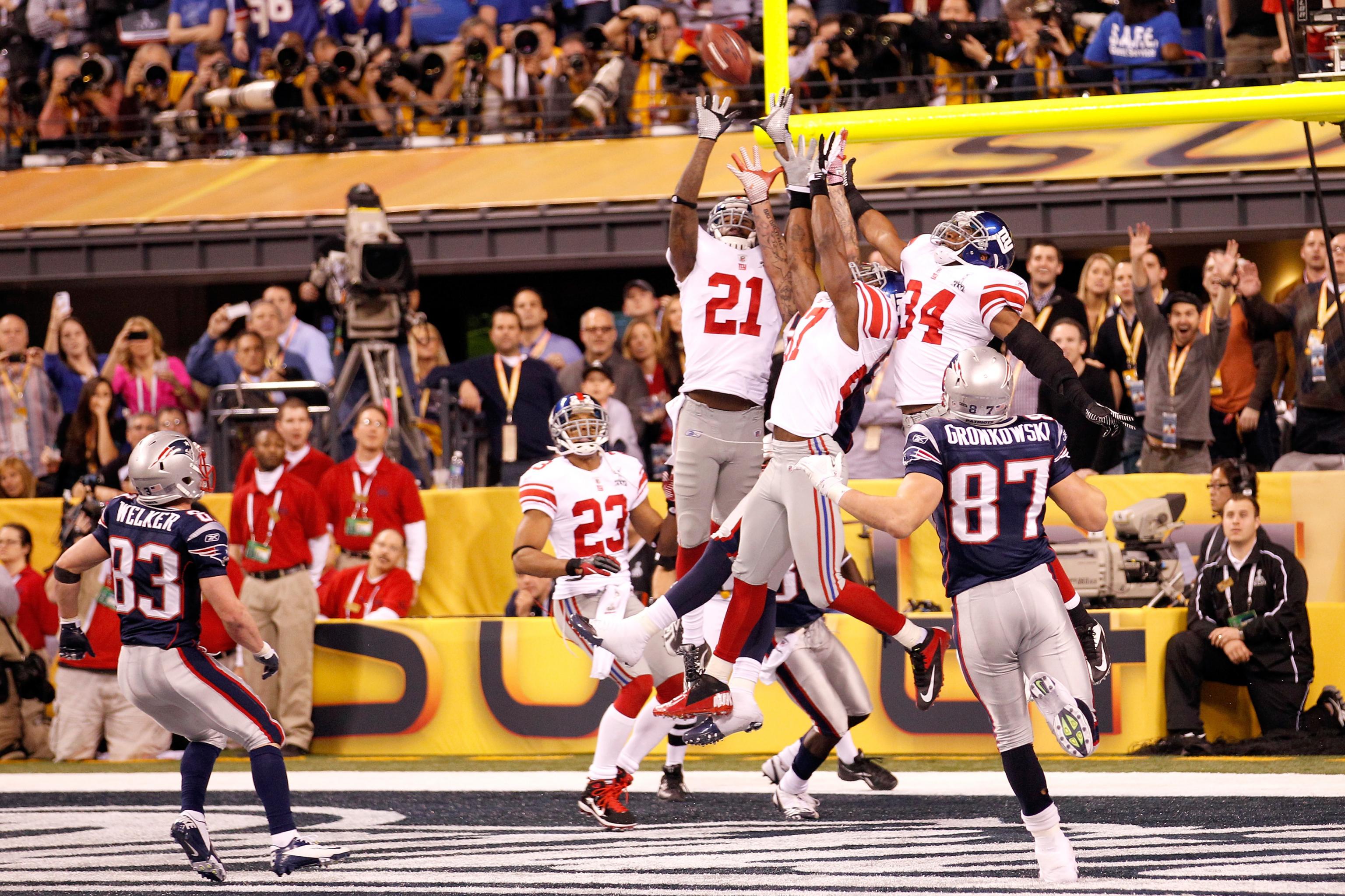 New York Giants runningback Tiki Barber takes a hand off from Eli Manning  in week 13 at Giants Stadium in East Rutherford, New Jersey on December 4,  2005. The New York Giants