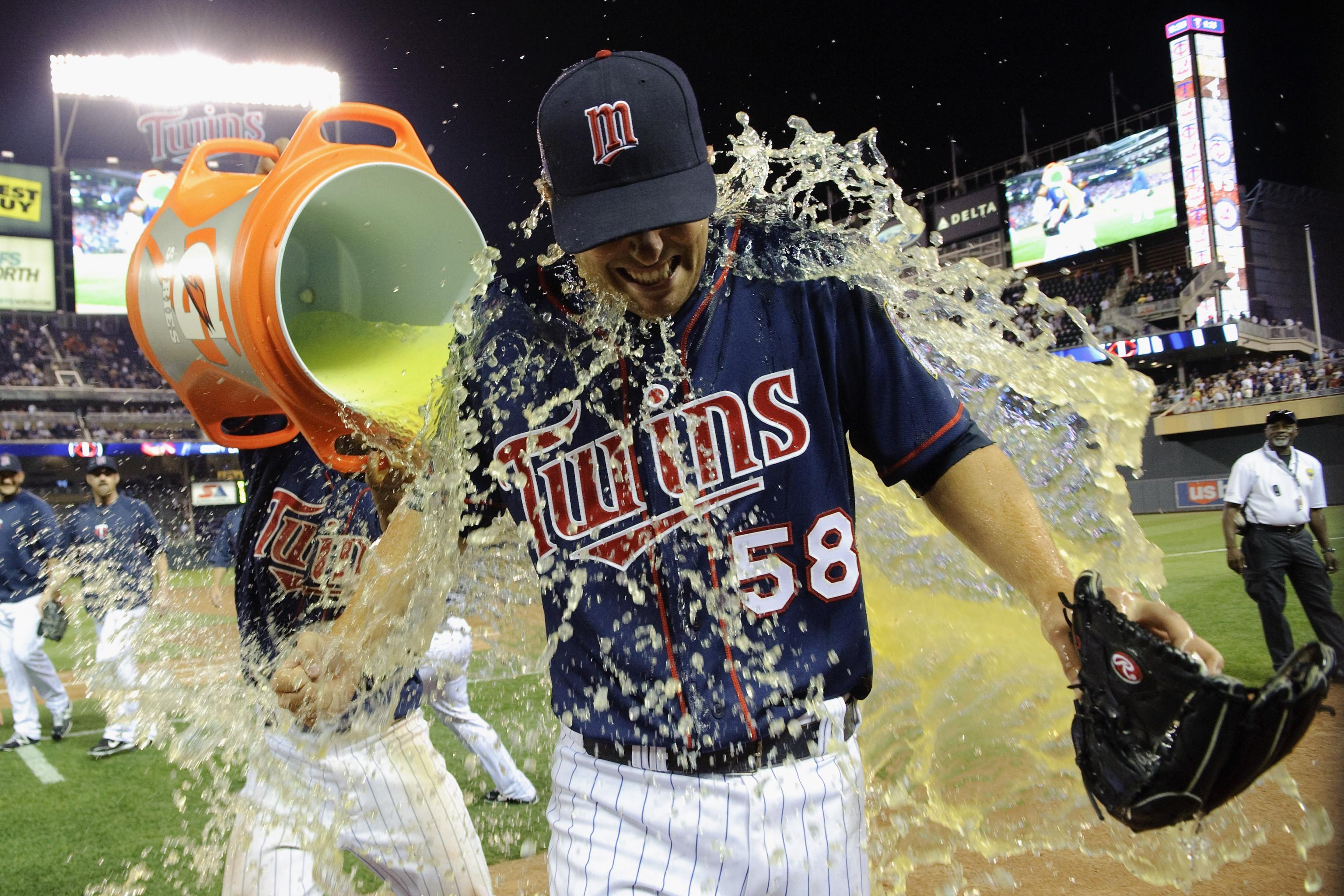 Twins' Dozier happy to remain in Minnesota