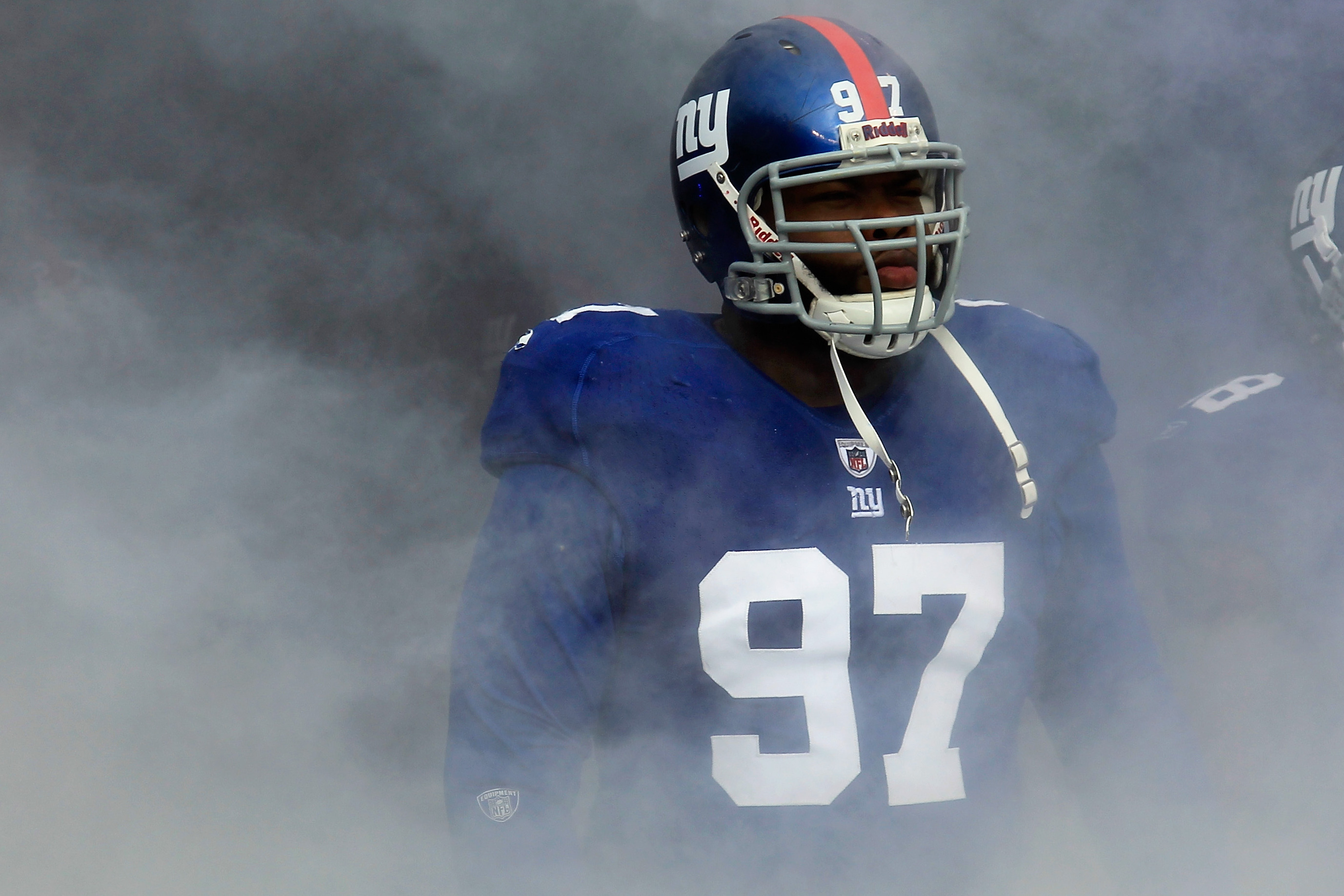 New York Giants defensive tackle Barry Cofield holds up a