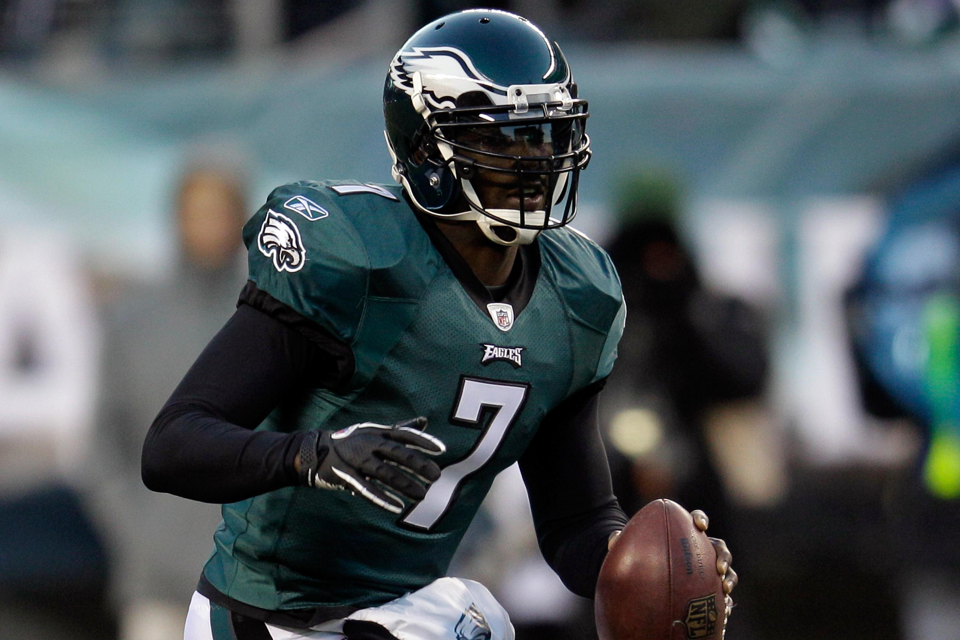 Nfl quarterback michael vick hands hi-res stock photography and