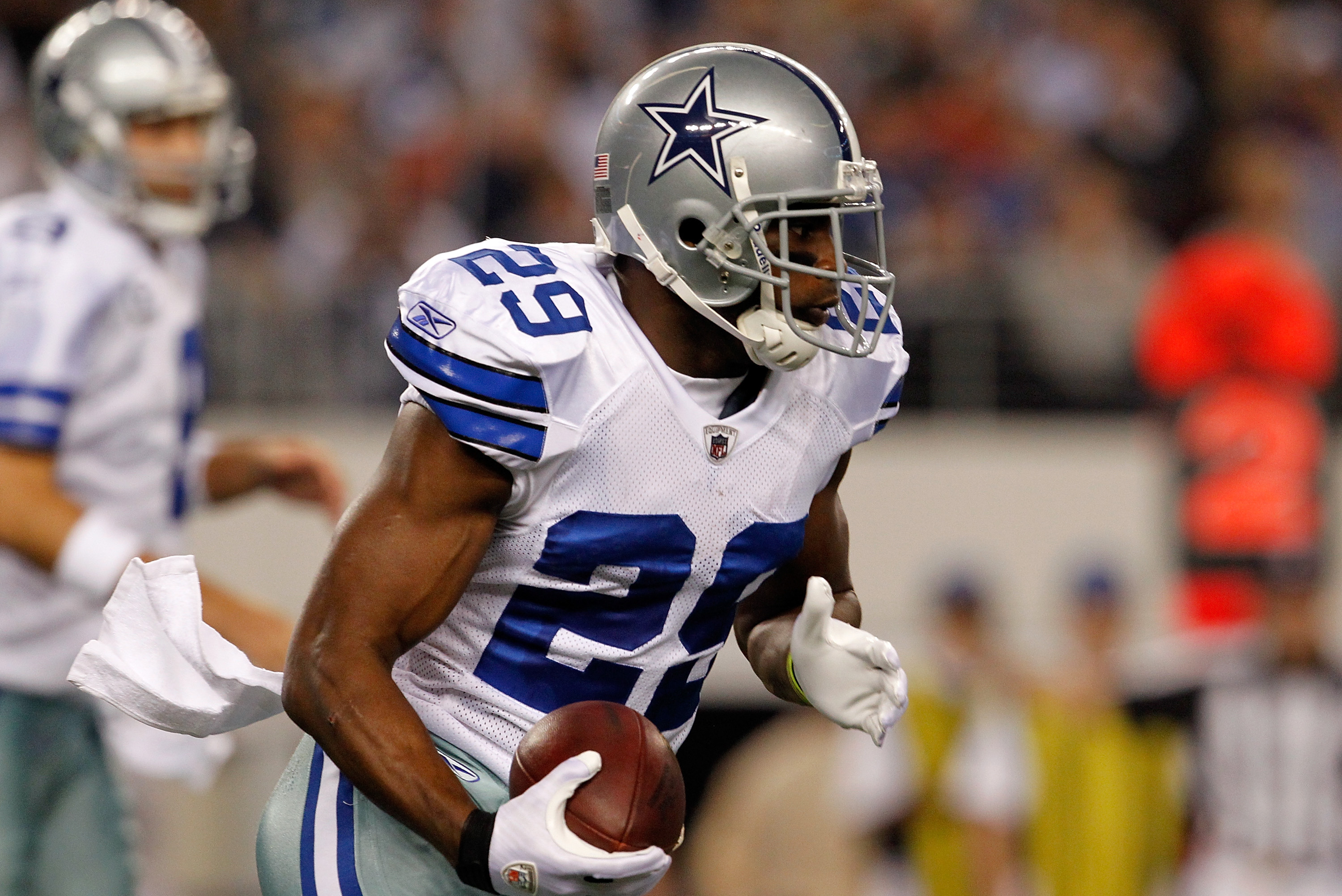 Bleacher Report - DeMarco Murray moves past Emmitt Smith to become the Dallas  Cowboys single-season rushing leader.