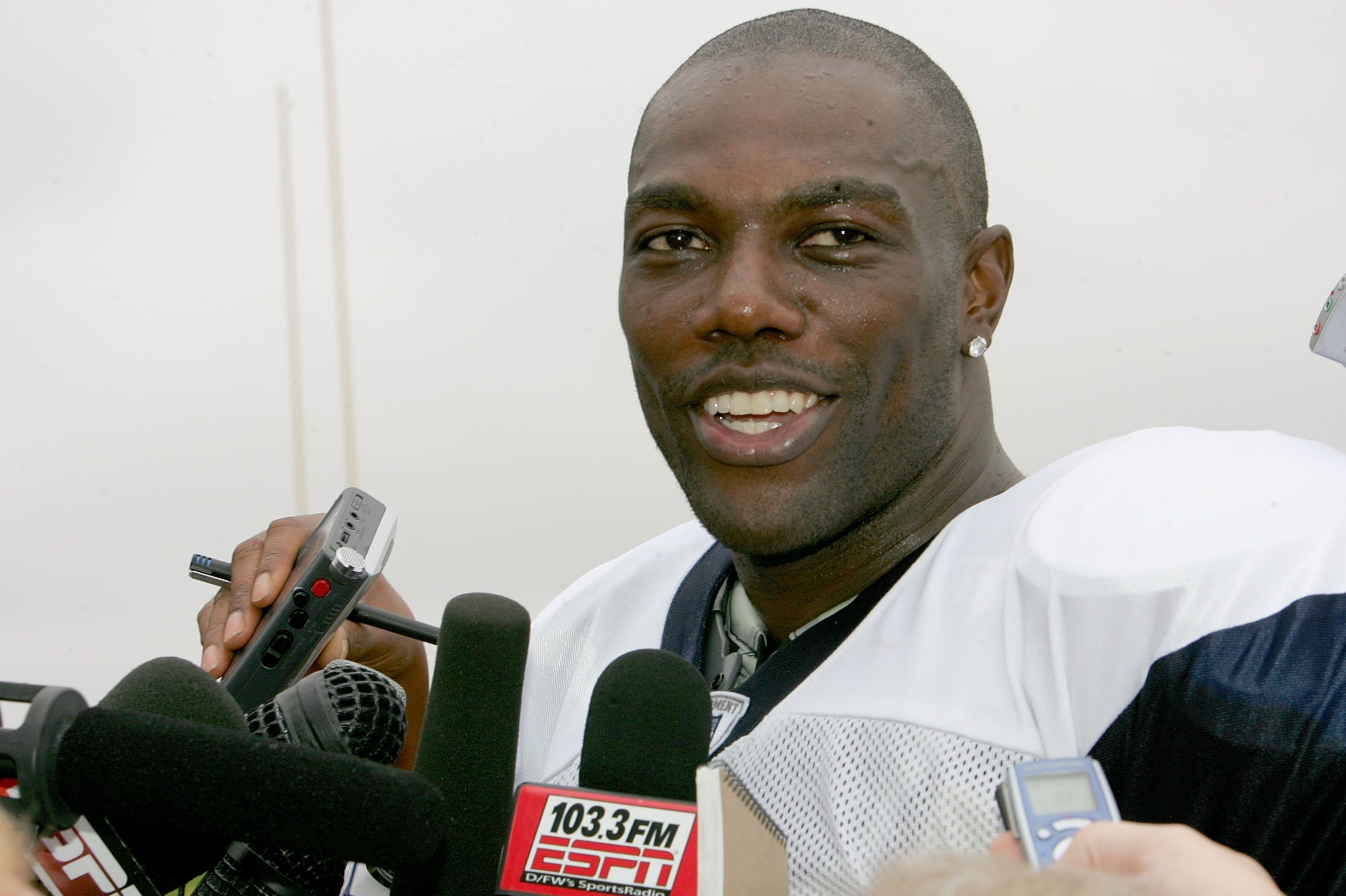 Terrell Owens Just Ran a 4.4 40-Yard Dash, And It's Time to Take His  Comeback Attempt Seriously - Maxim