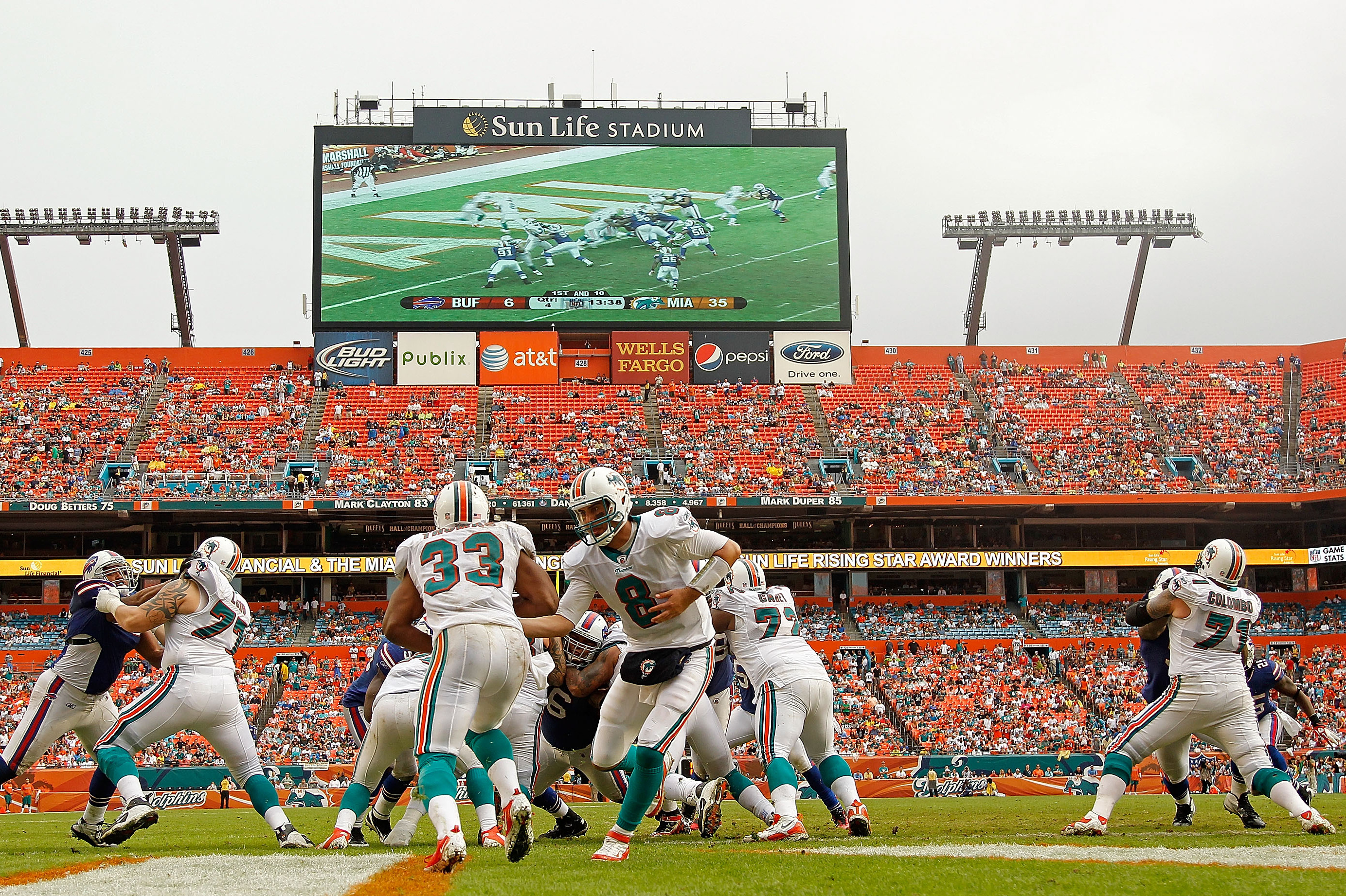 Miami Dolphins runningback Daniel Thomas (33) runs for yardage