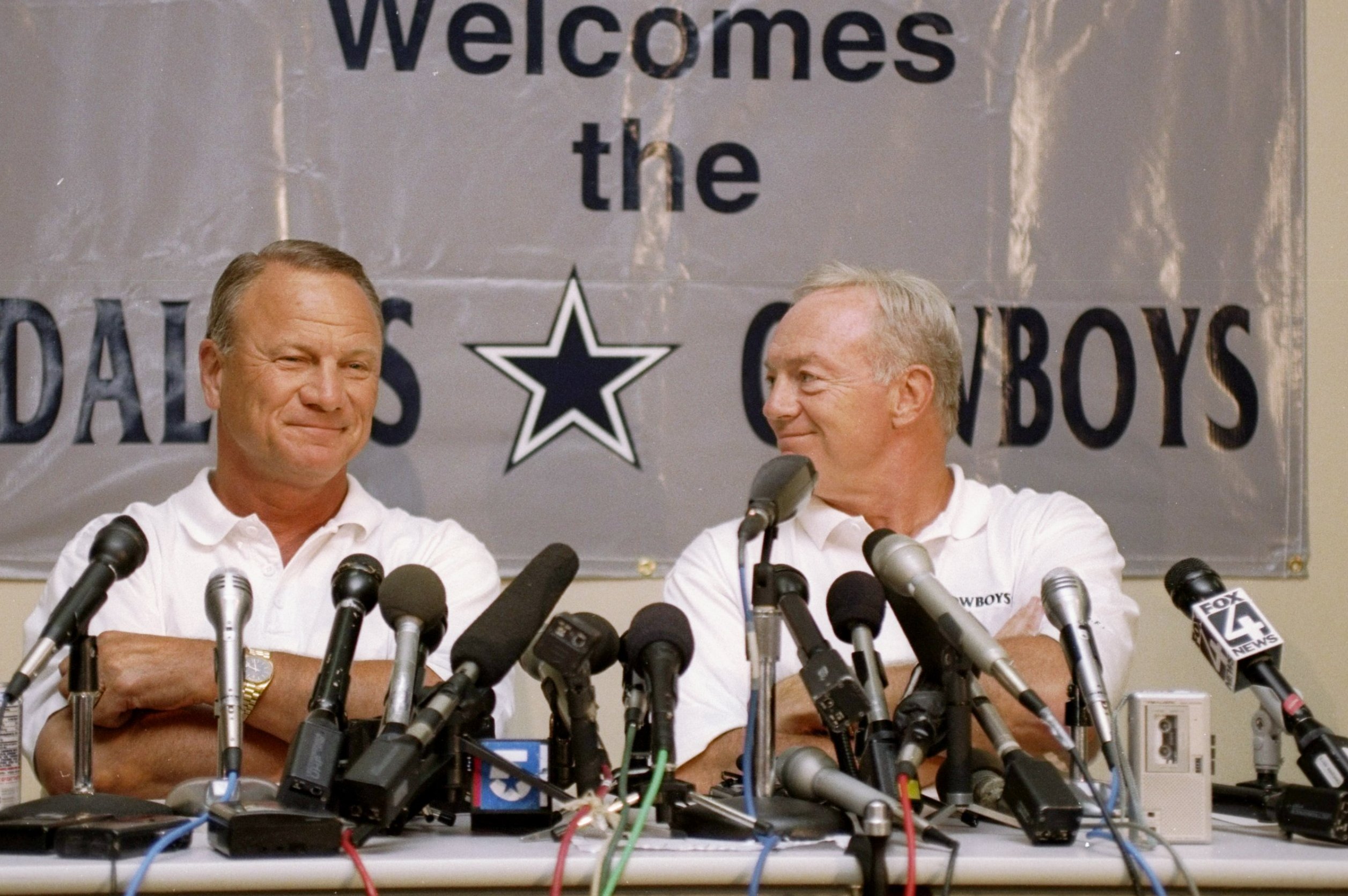 Barry Switzer gets a ring in 1995 with Jimmy Johnson's players ✭ Inside The  Star