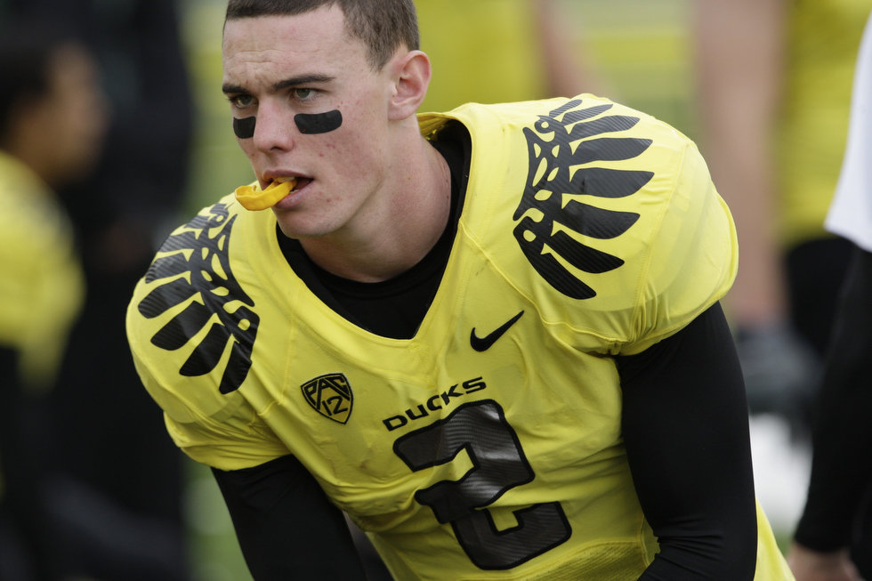 Oregon Ducks quarterbacks Bryan Bennett and Marcus Mariota prepare