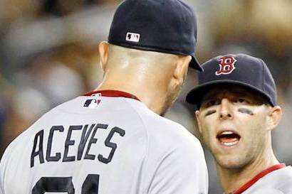 20 juillet 2015 : Red Sox de Boston le deuxième but Dustin Pedroia # 15  montres son tir int il s'accrocher pour un écart dans le premier match de  la coupe double