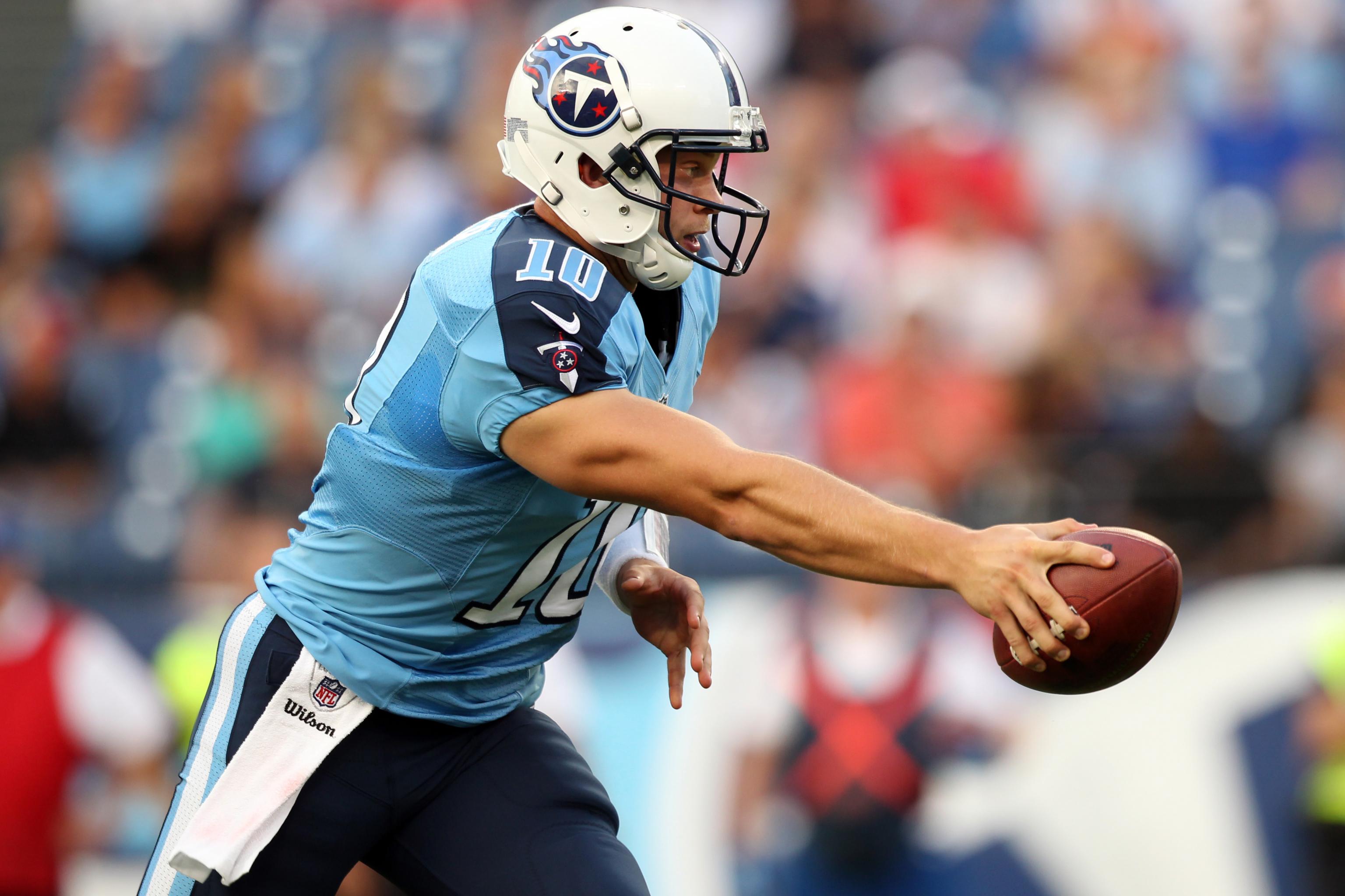 Jake Locker sits out practice with strained wrist