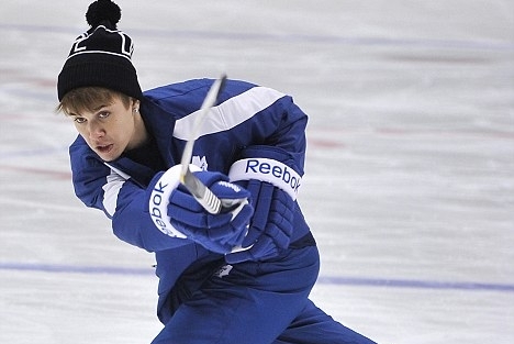 Justin Bieber Shows Off His Hockey Skills With the Toronto Maple Leafs