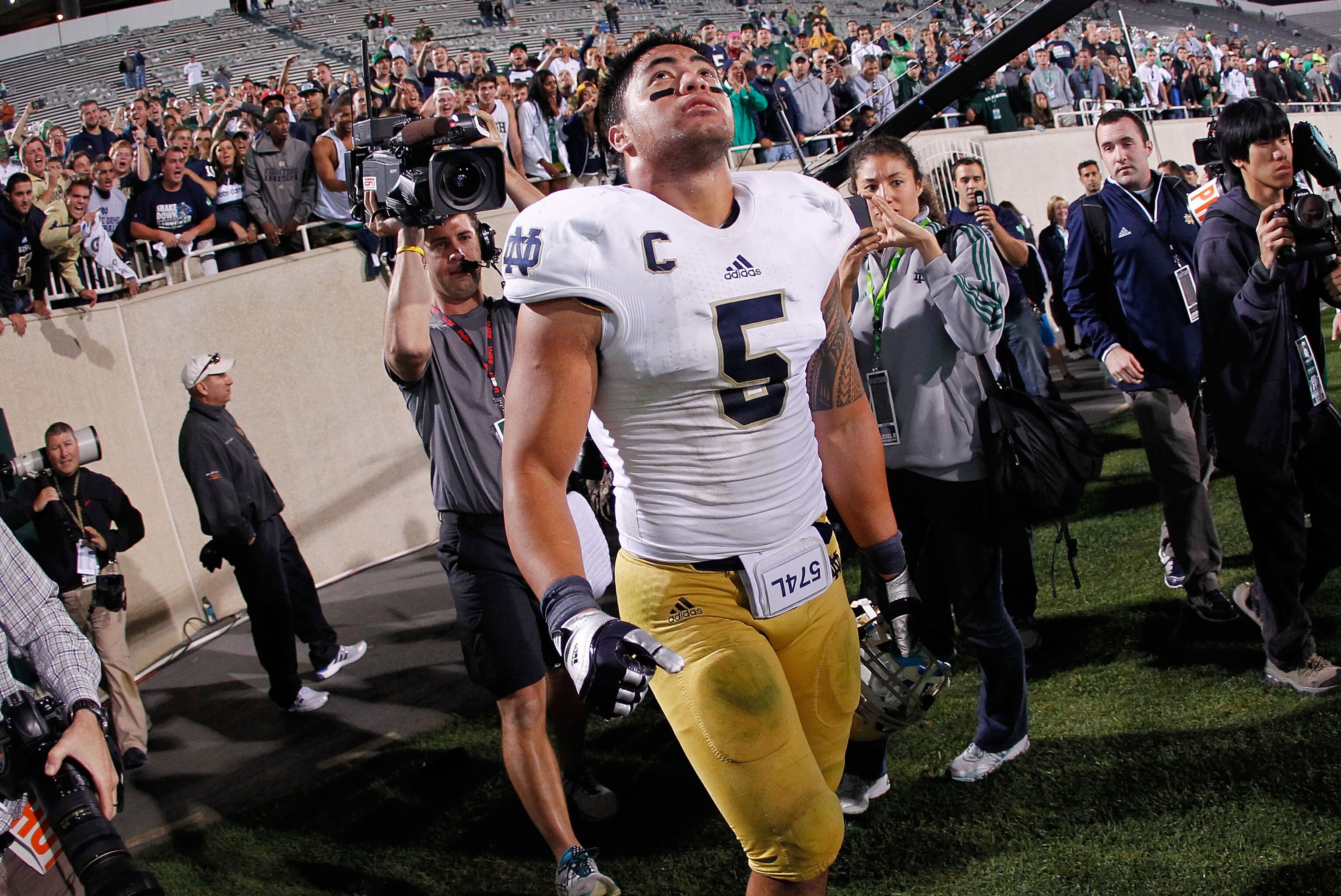 Manti Te'o: Emotional Win Gives Notre Dame LB Overdue Recognition | News,  Scores, Highlights, Stats, and Rumors | Bleacher Report