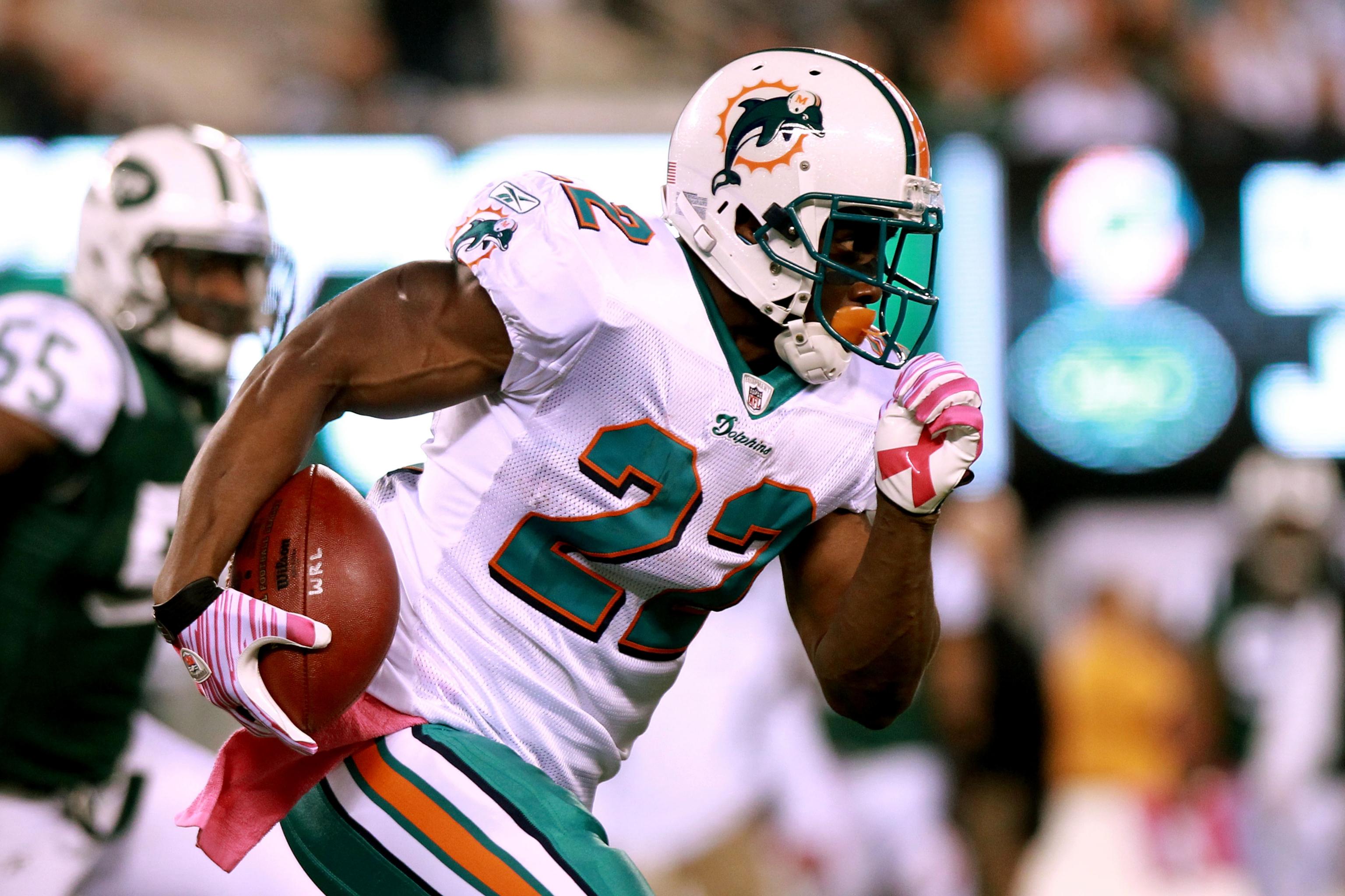 Reggie Bush's big day leads Dolphins past Bills