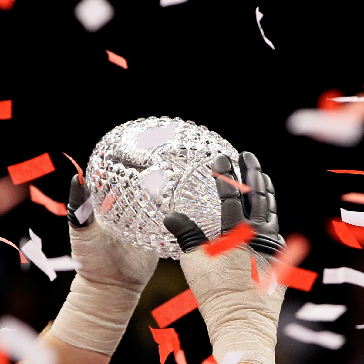 how many college football games are played in a year