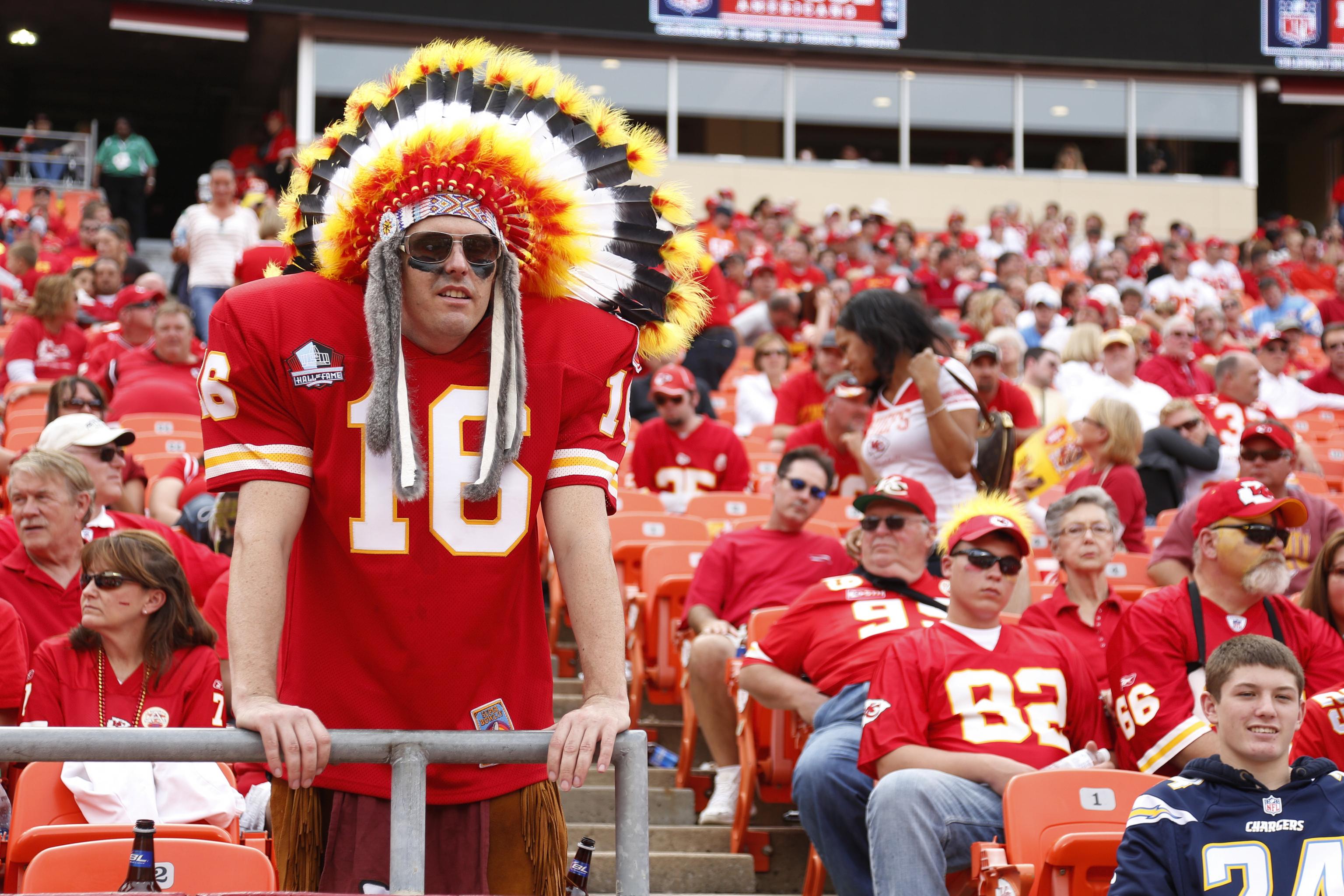 Chiefs having limited fans at Arrowhead Stadium may be safer than watching  game at bar, crowded home, health official says