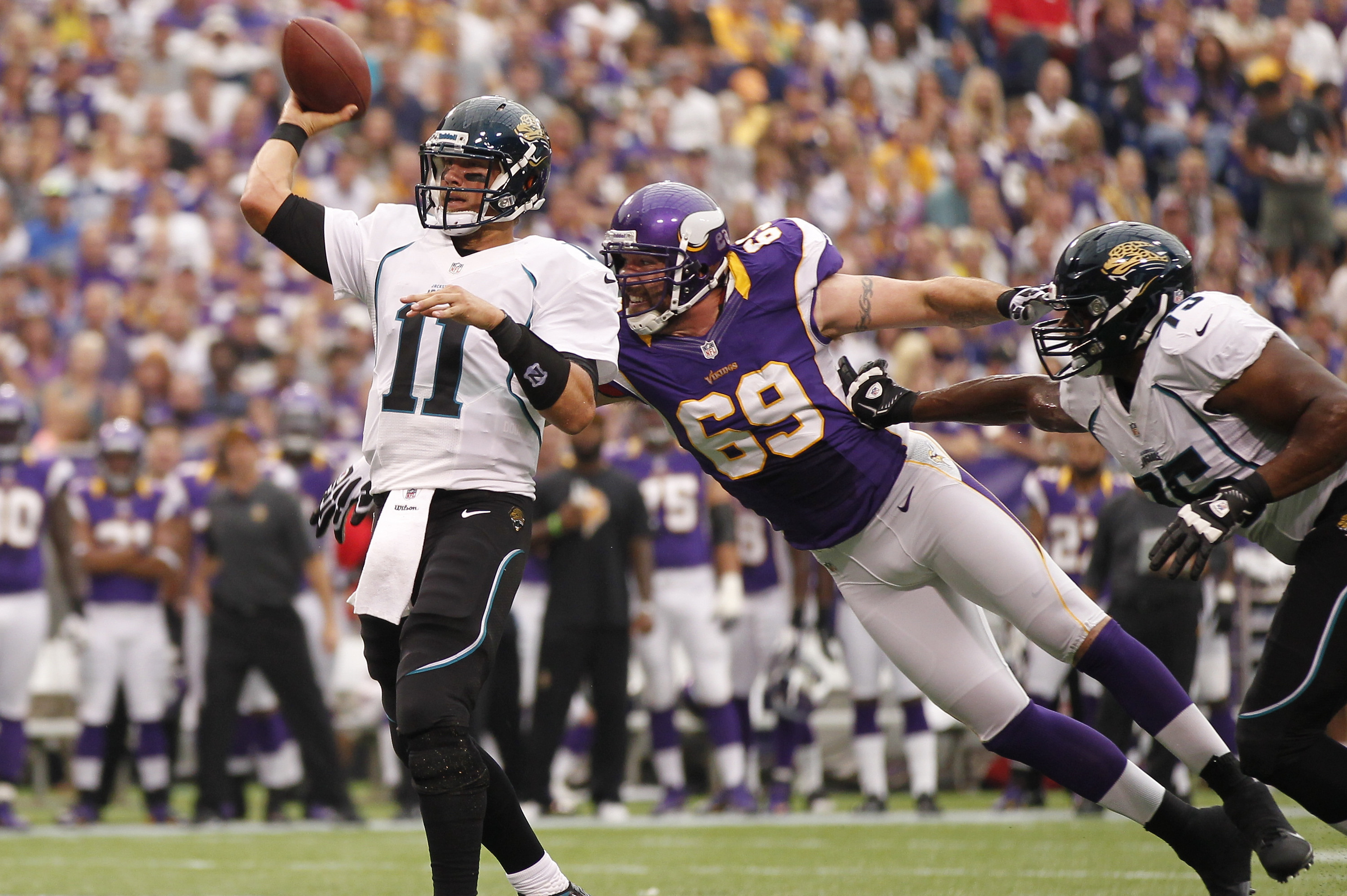 Minnesota Vikings defensive end Jared Allen gets the best of Jeff Backus 