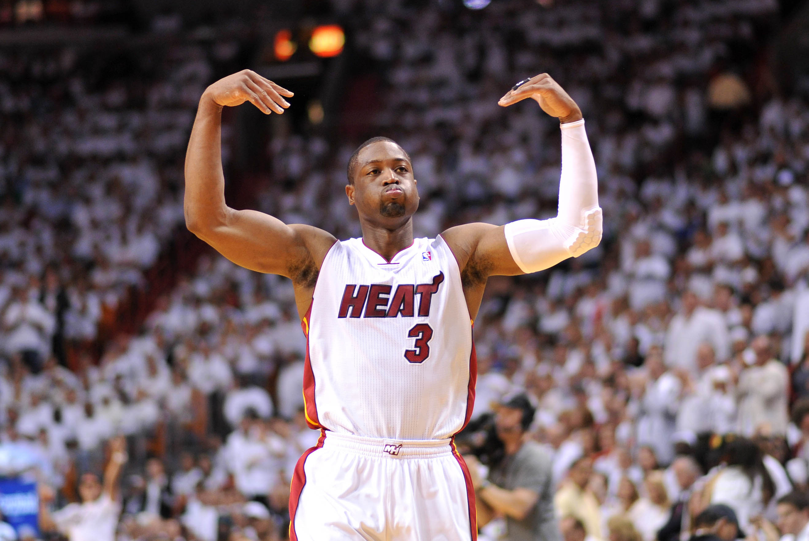 Bleacher Report on X: First look at Dwyane Wade in his new Heat