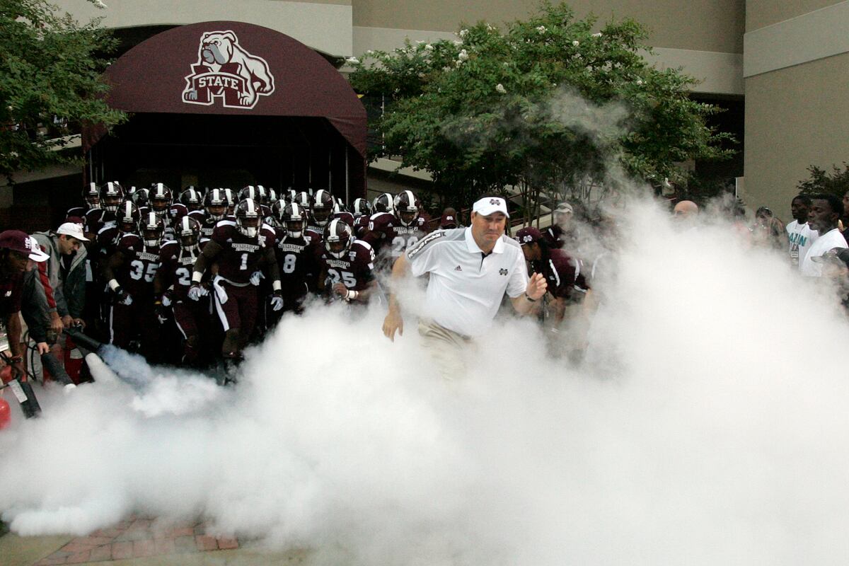 Mississippi State Football's Smoke Machine Causes Epic Pile Up News