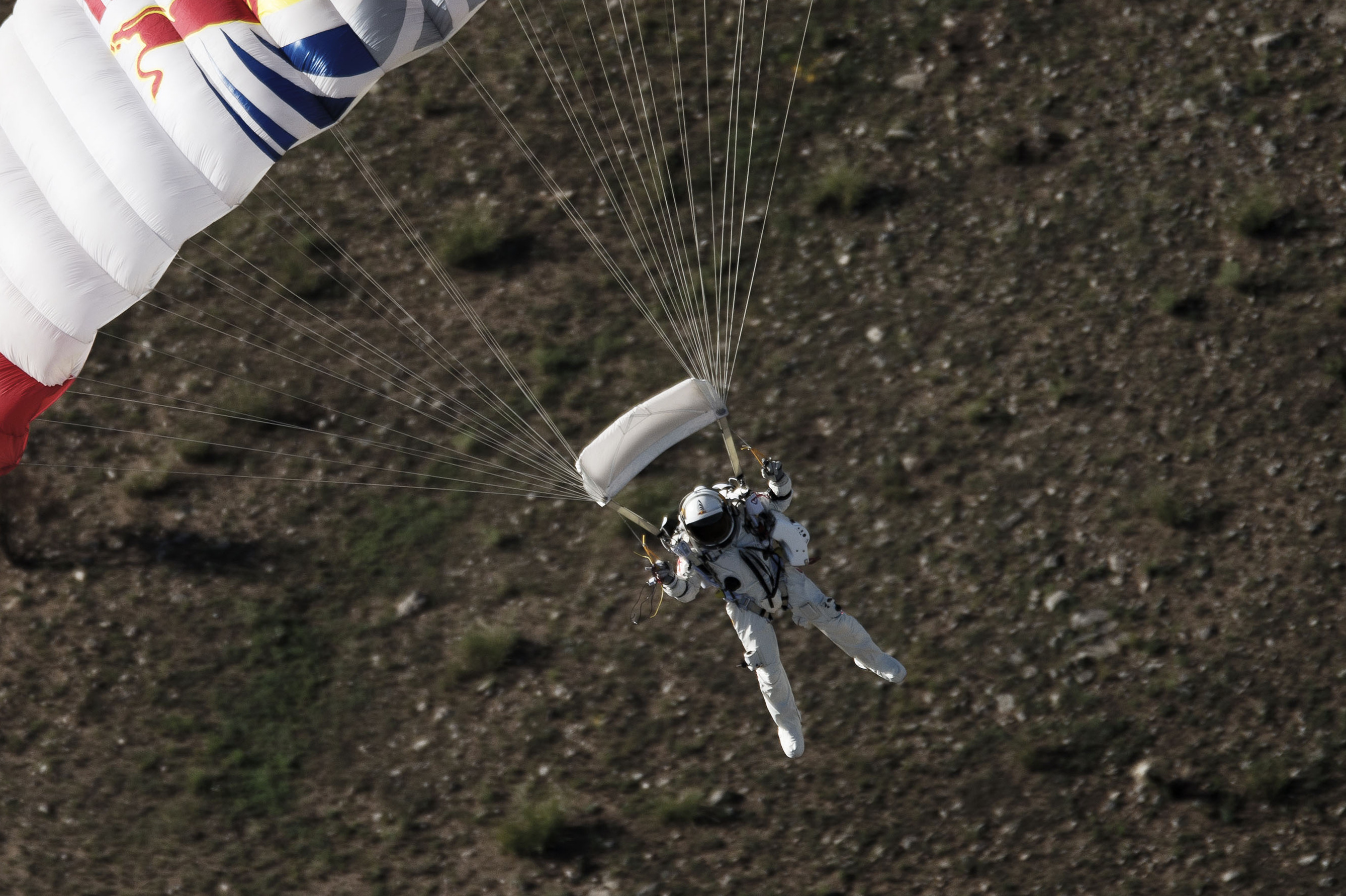 Felix Baumgartner Completes Red Bull Stratos 12 Free Fall From Space Bleacher Report Latest News Videos And Highlights