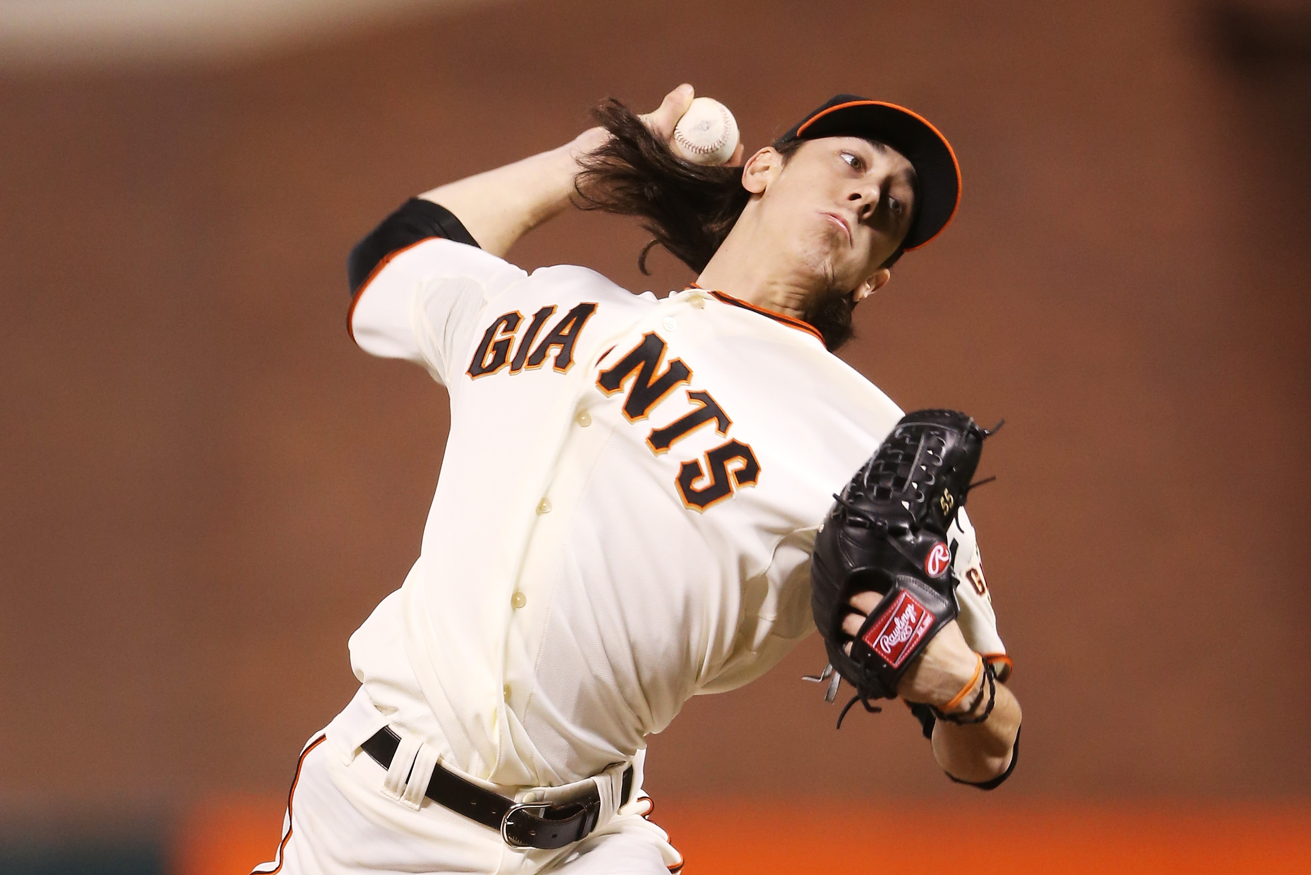 Tim Lincecum hurt with knee injury