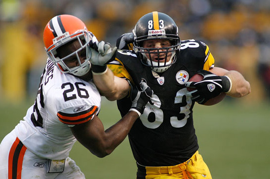 Pittsburgh Steelers tight end Heath Miller (83) runs off of Heinz