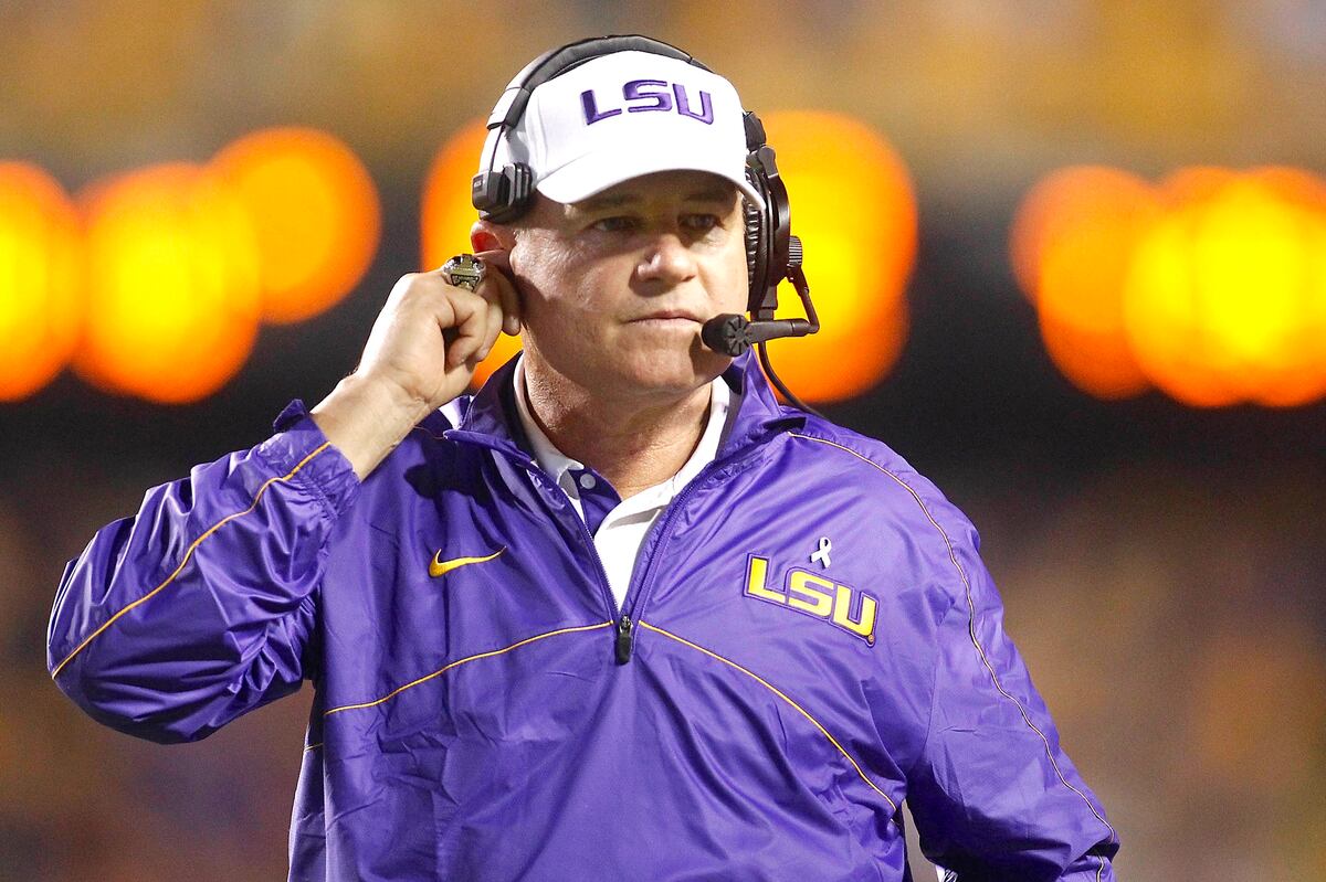 Alabama vs. LSU Mad Hatter Shows Up at Worst Time as Les Miles Costs