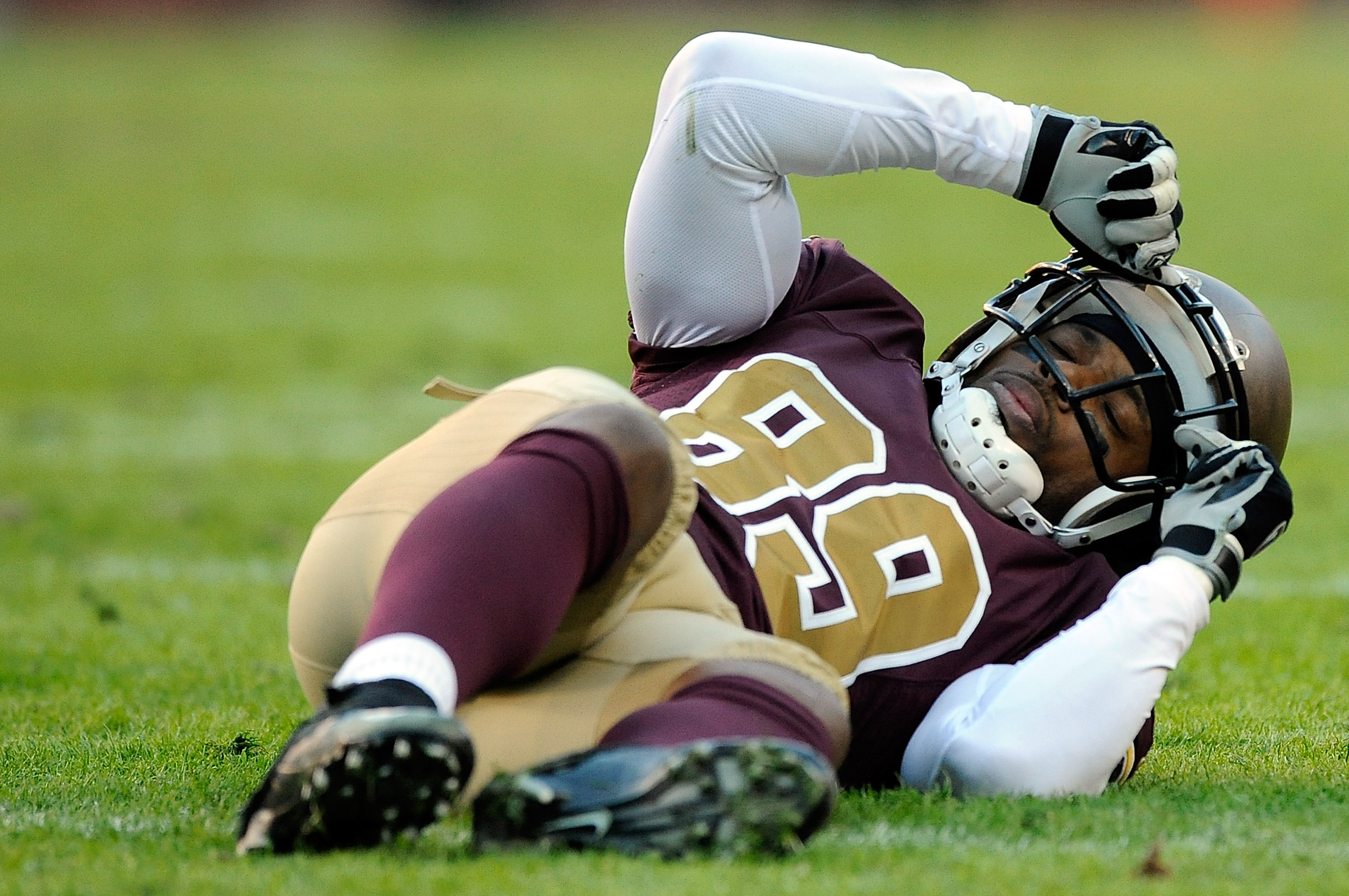 Washington Redskins' Santana Moss, left, makes a leaping catch in