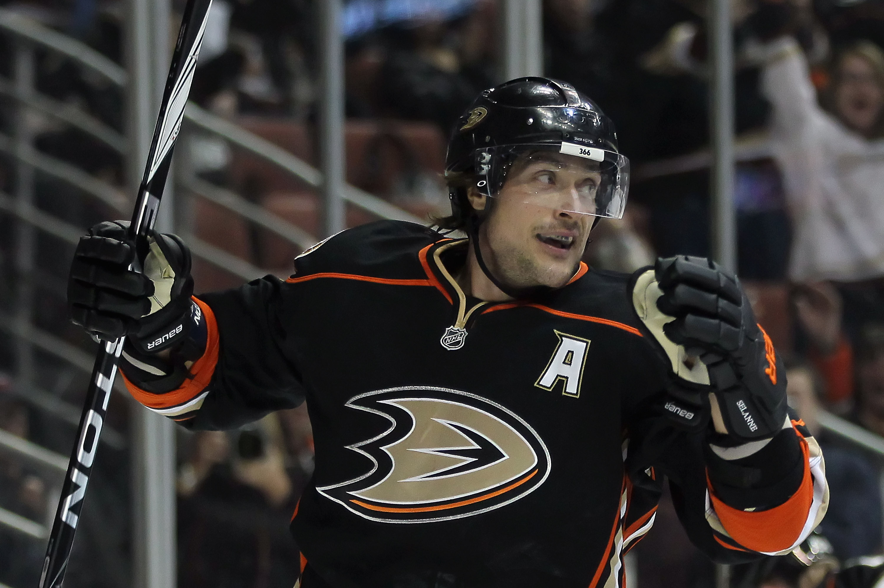 SOCCER FAN Reacts to the AMAZING TEEMU SELANNE HIGHLIGHTS! 