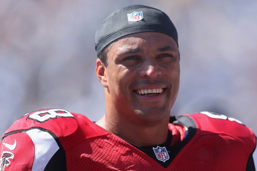 Atlanta Falcons Tight End Tony Gonzalez Walks Off The Field After His Team Was Defeated By The San Francisco 49ers In The Nfl Nfc Championship Football Game In Atlanta Georgia January 20