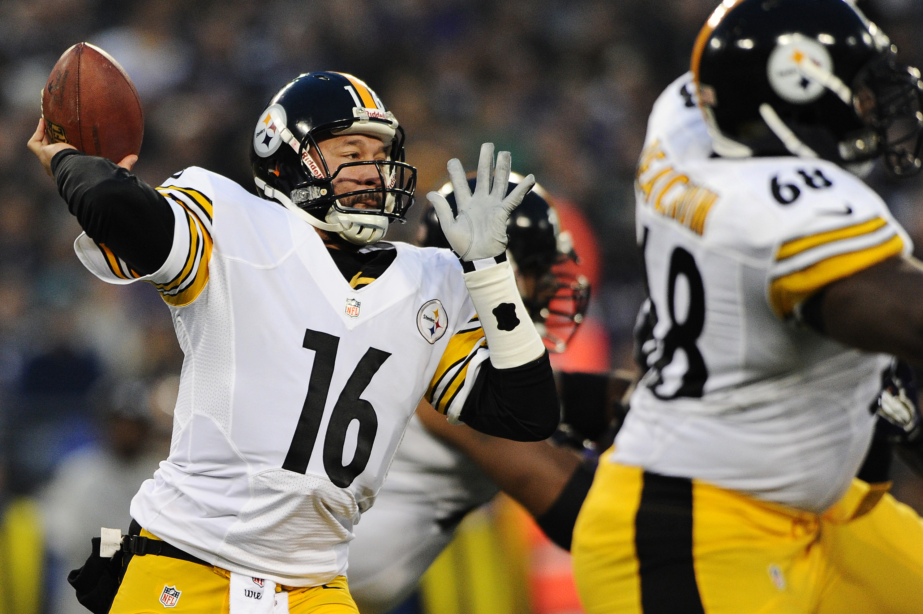 Pittsburgh Steelers quarterback Charlie Batch (16) warms up prior to game  between the Tampa Bay Buccaneers and the Pittsburg Steelers in the week 3  of the NFL season game Sunday, Sept. 26