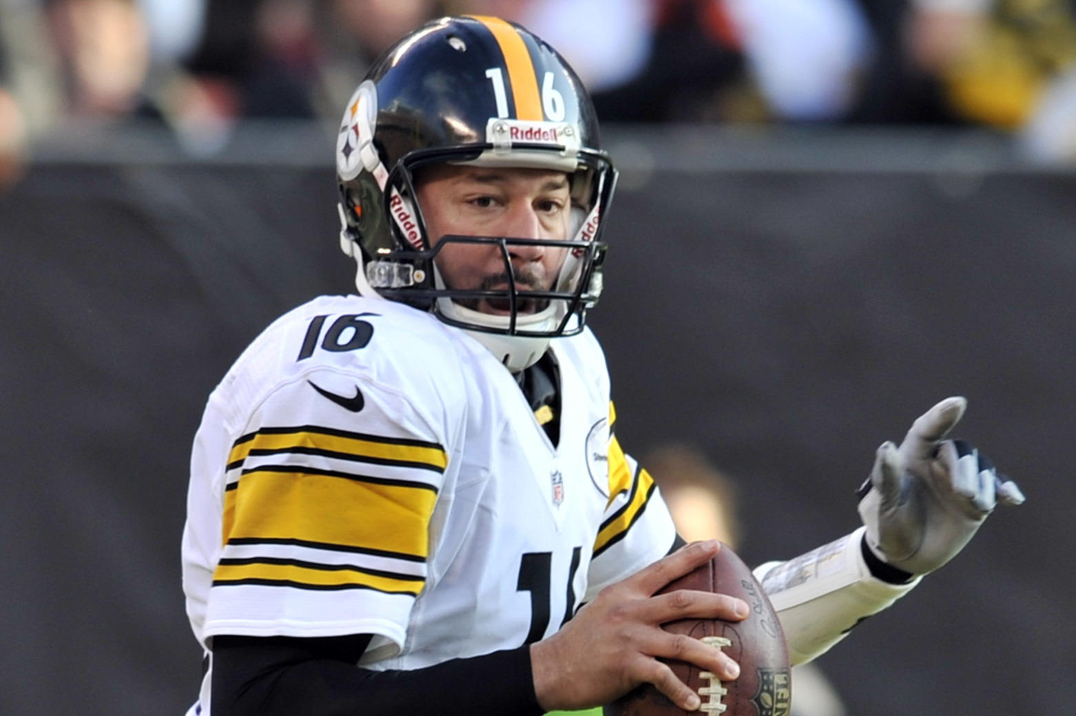 Pittsburgh Steelers quarterback Charlie Batch (16) warms up prior to game  between the Tampa Bay Buccaneers and the Pittsburg Steelers in the week 3  of the NFL season game Sunday, Sept. 26