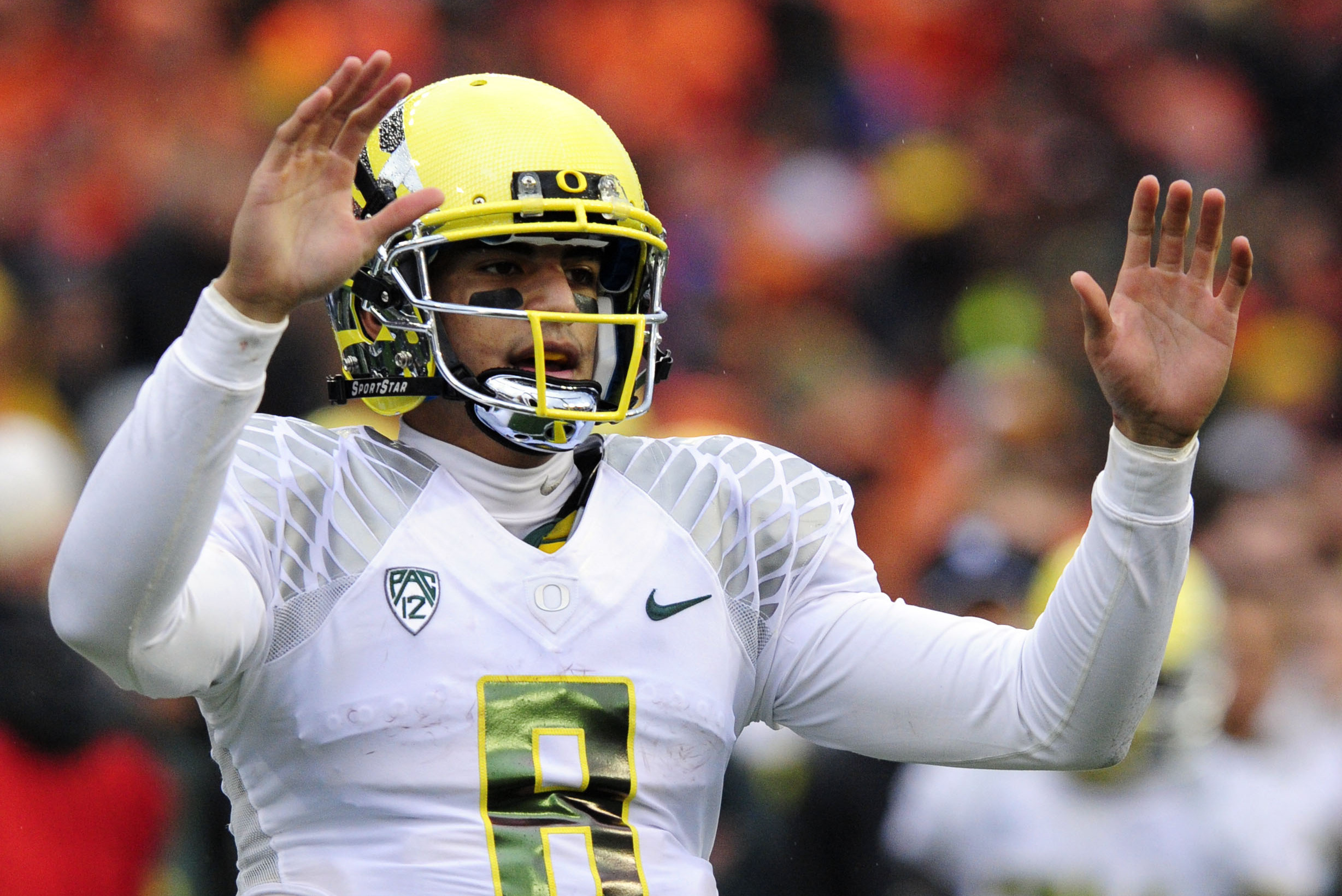 Oregon Ducks quarterbacks Bryan Bennett and Marcus Mariota prepare