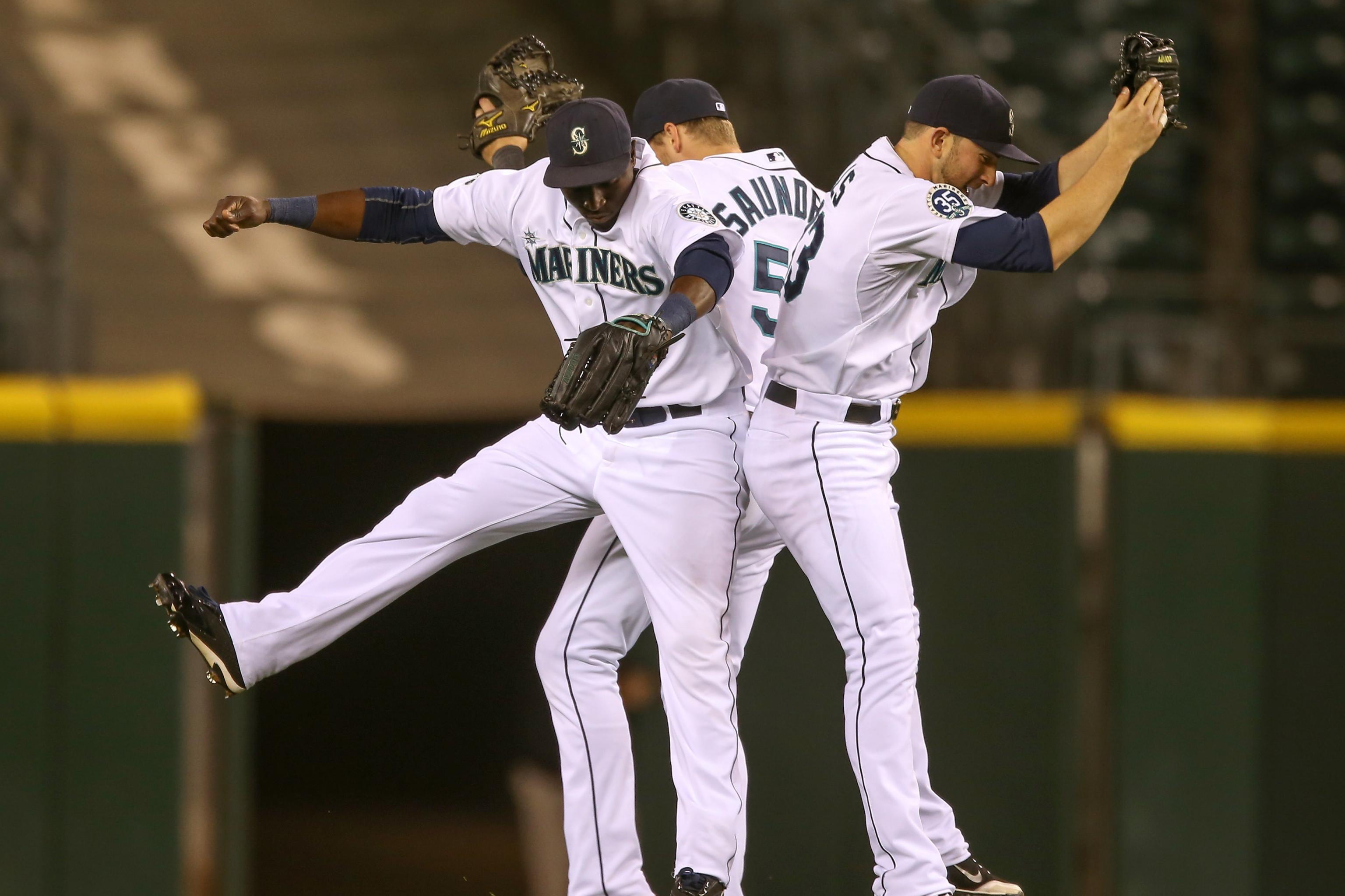 VIDEO: Mariners fan pushes kid out of the way to catch Kyle Seager