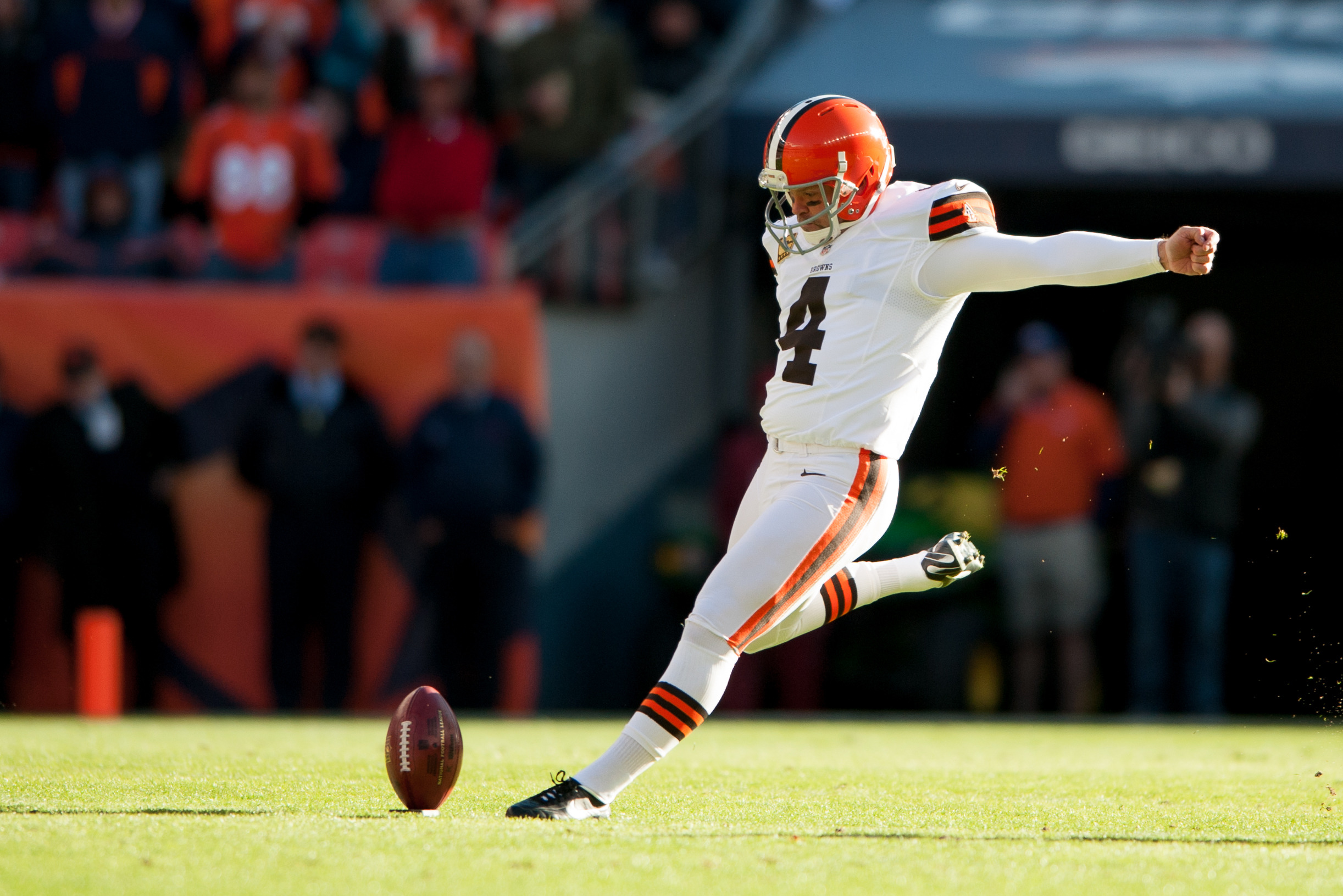 Cleveland Browns kicker Phil Dawson swings his daughter Sophiann Dawson  during NFL football training camp, Wednesday, Aug. 1, 2012, in Berea, Ohio.  (AP Photo/David Richard Stock Photo - Alamy