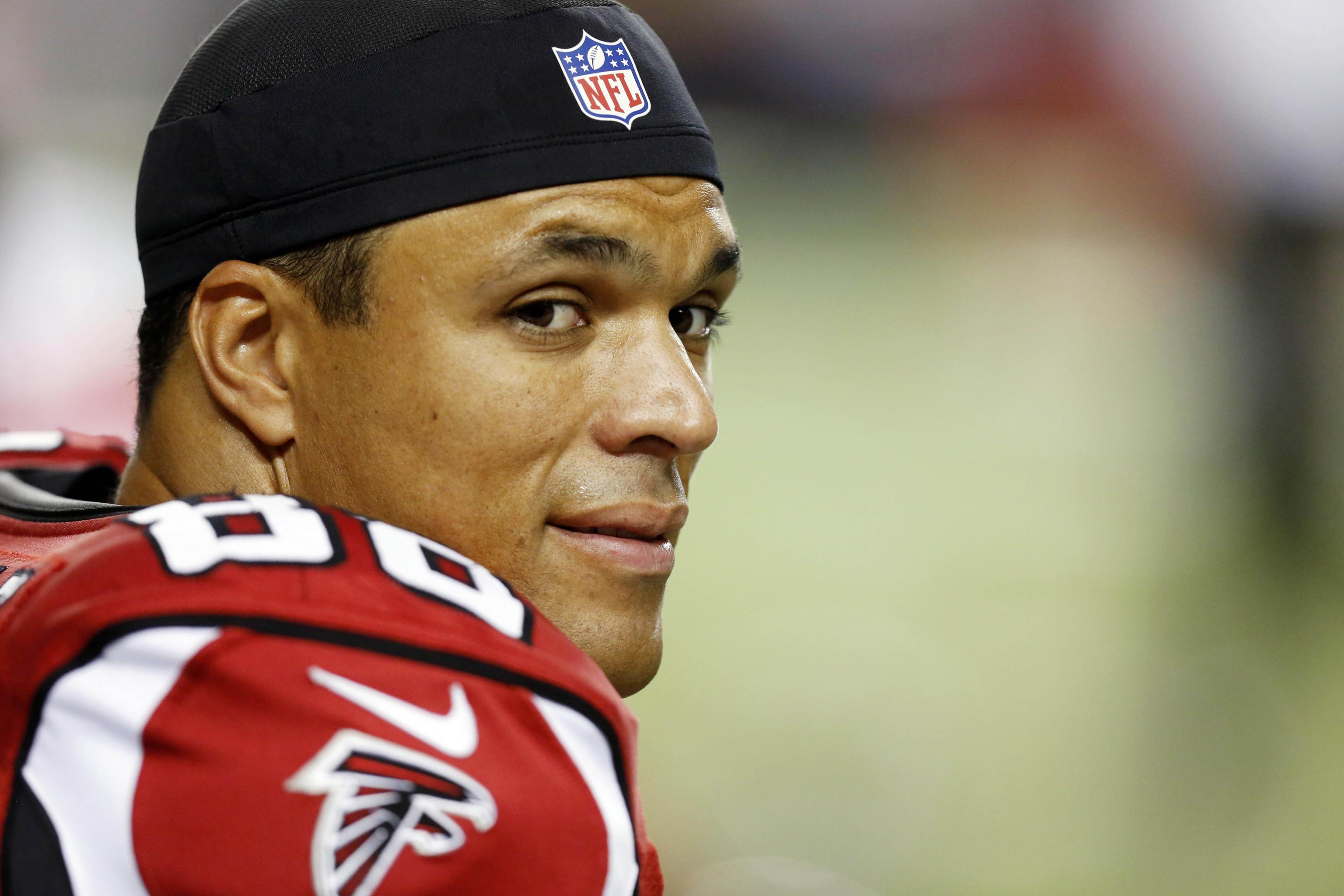 After 16 years, Tony Gonzalez finally scores playoff win 