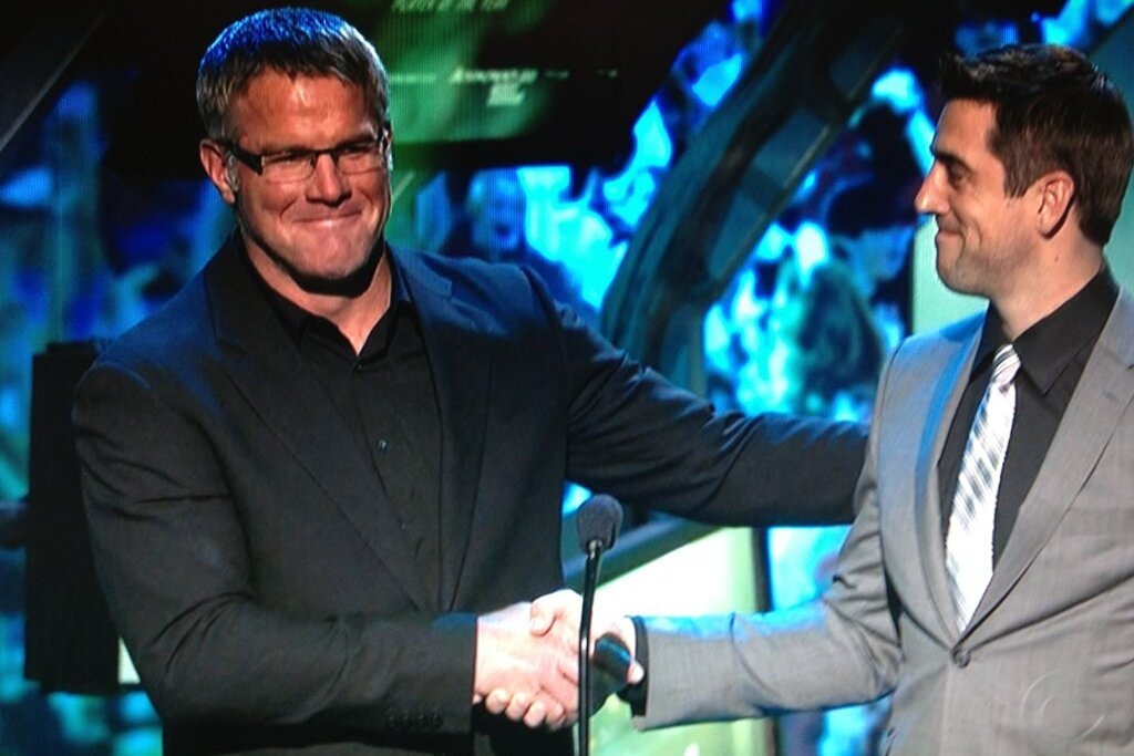 Brett Favre and Aaron Rodgers make nice at the NFL Honors awards