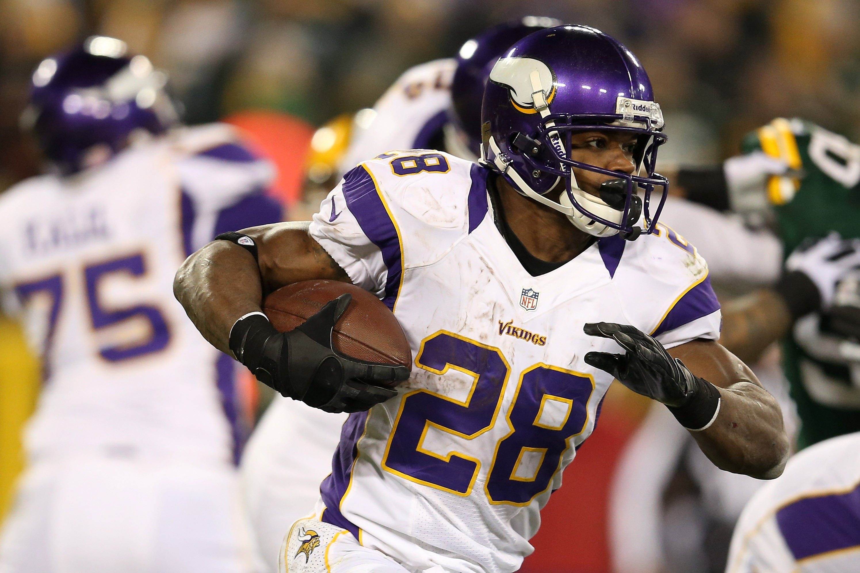 Adrian Peterson forced from Vikings lineup with knee, groin injuries