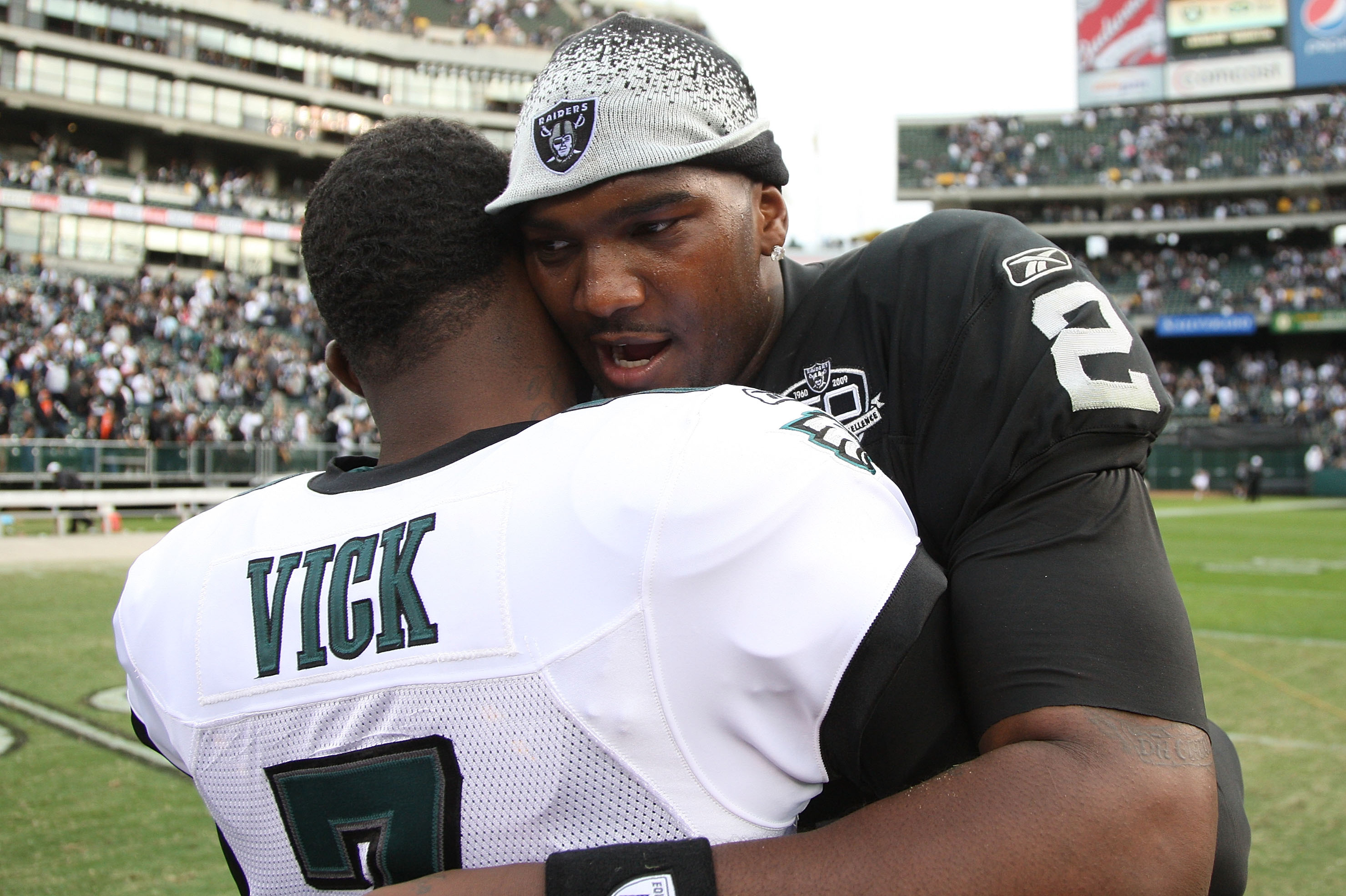 Eagles, Vick Agree To Restructured Deal