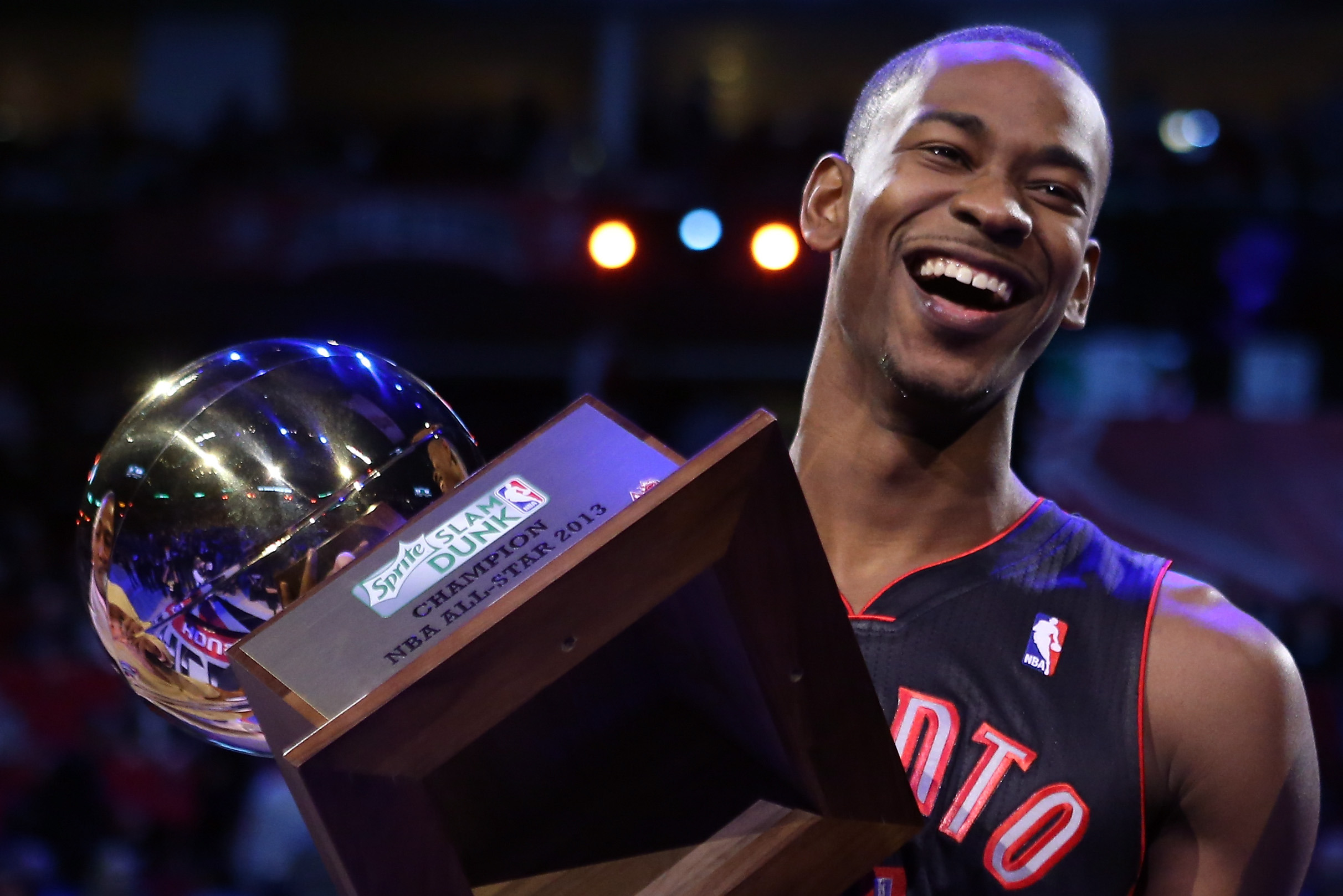2013 NBA Slam Dunk Contest: Terrence Ross channels Vince Carter