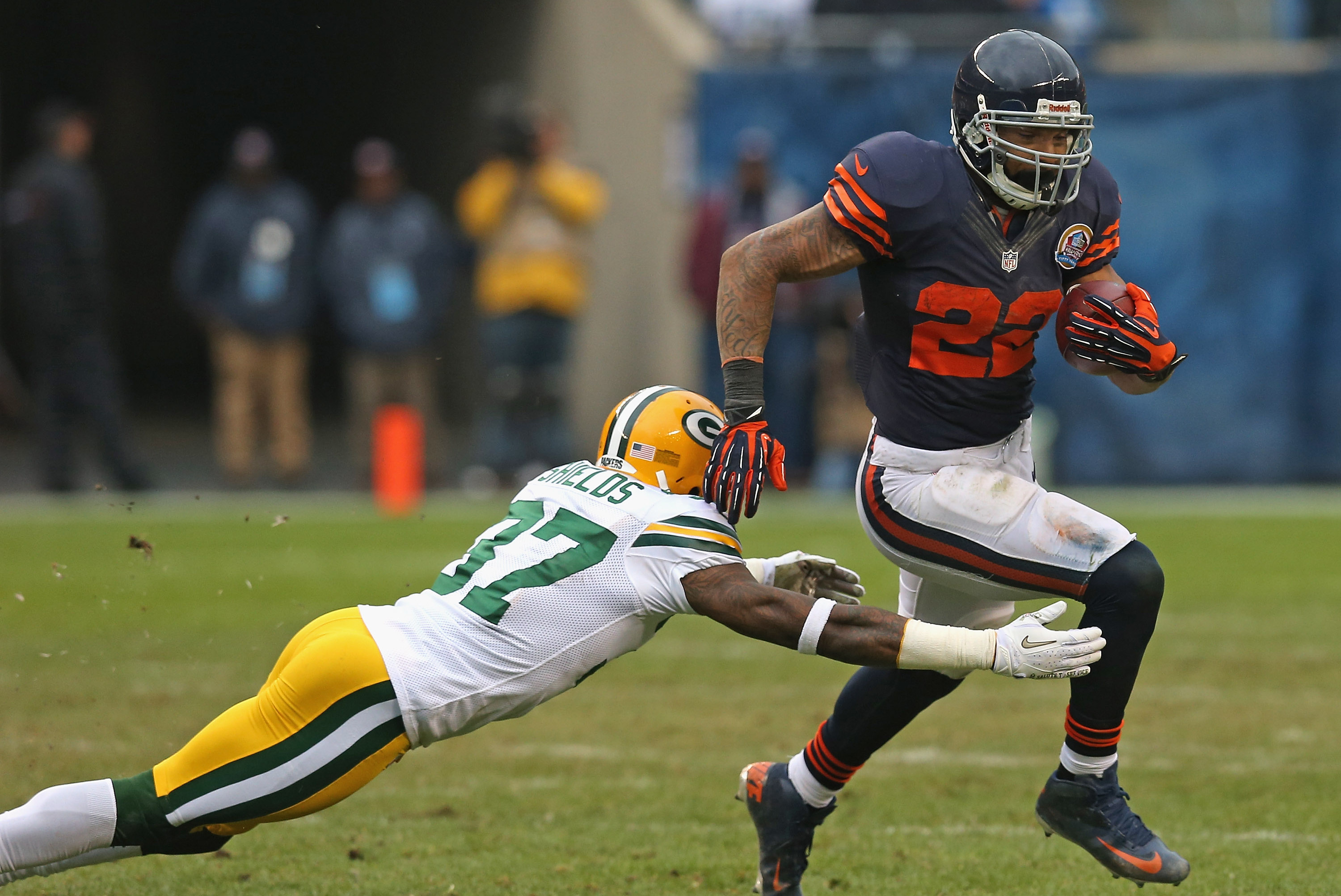 Chicago Bears running back Matt Forte (22) eludes tackles on his