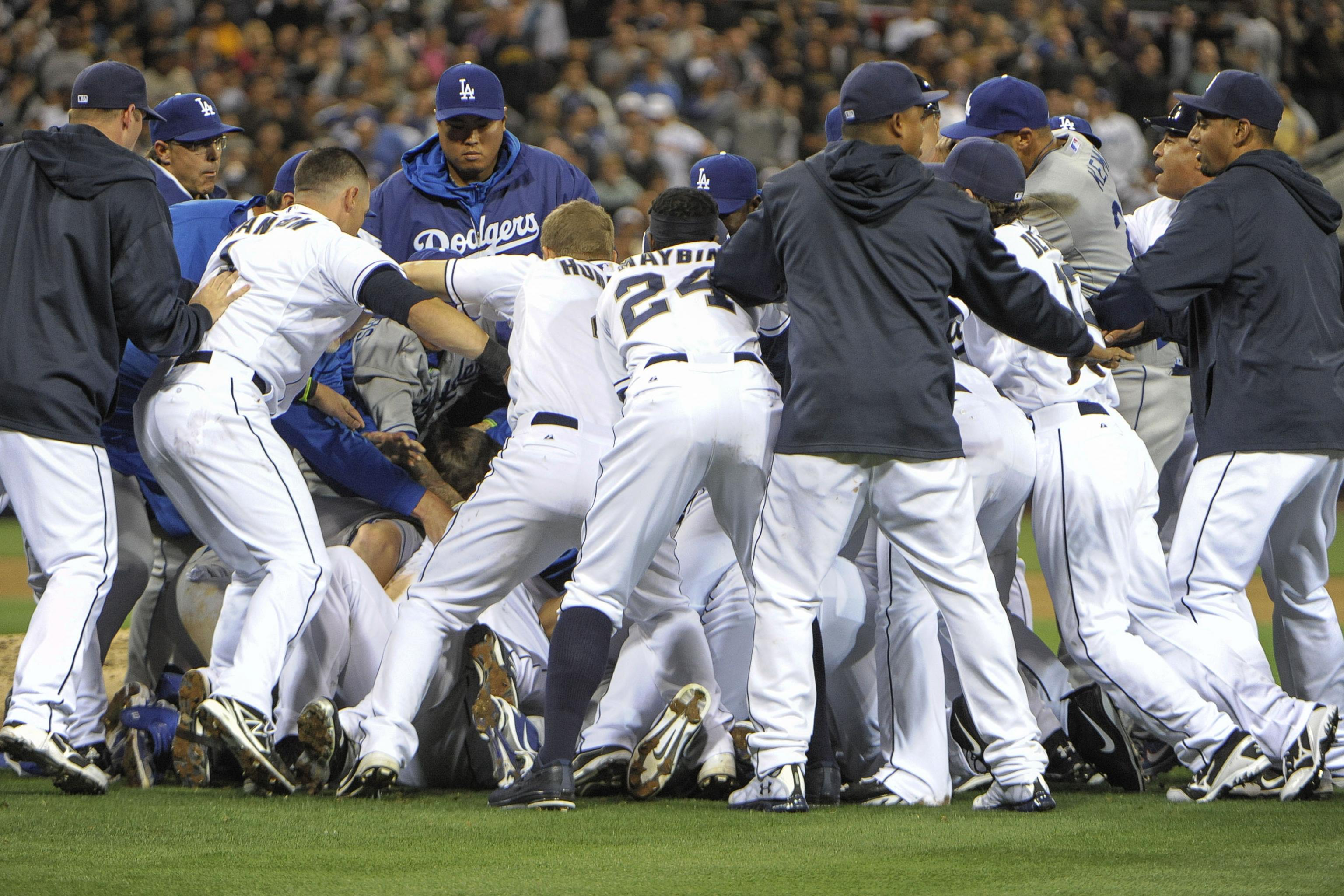 Greinke breaks collarbone in brawl with Padres